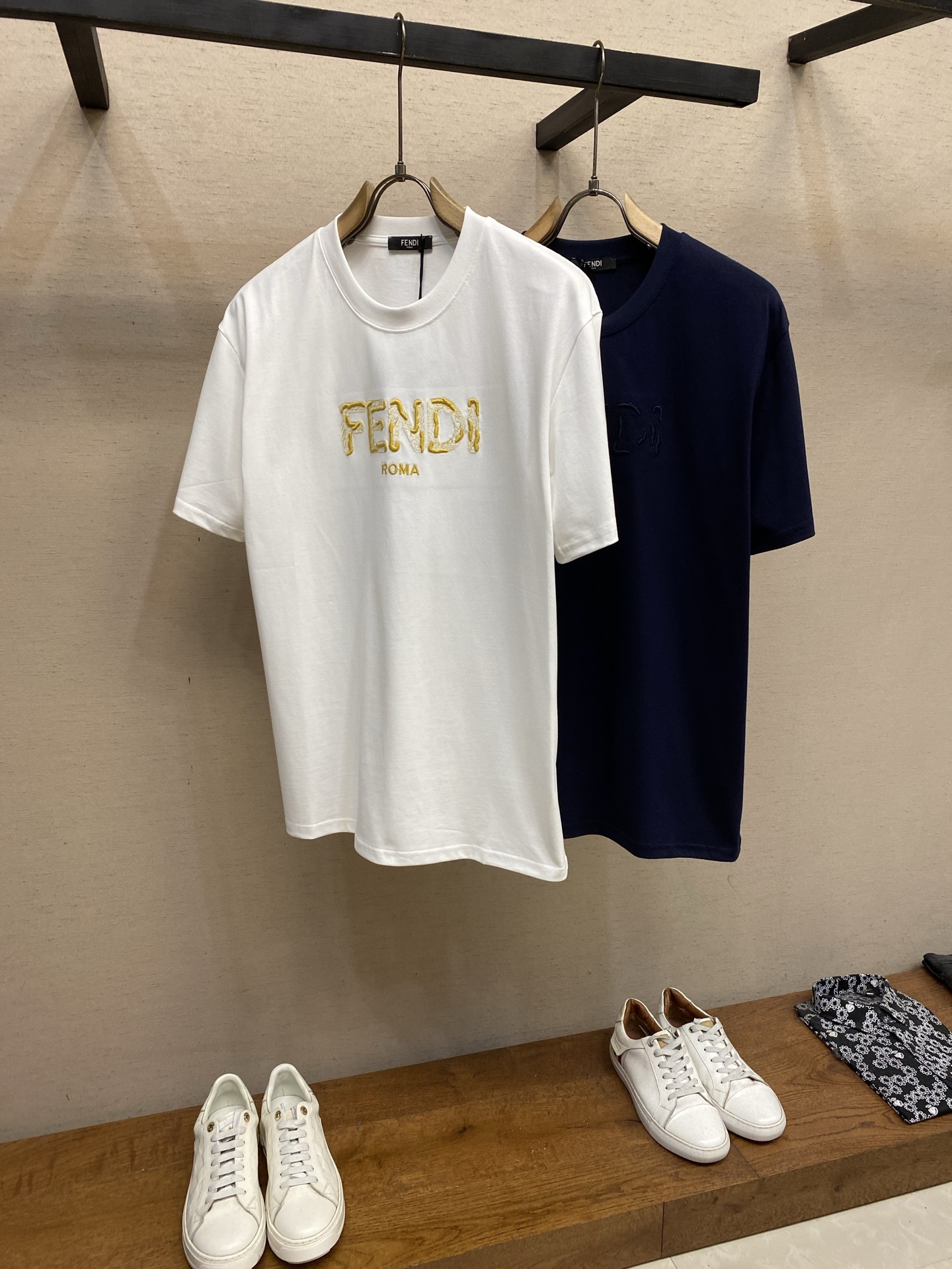 🌟🌟Fendi 2026春夏新品，100％全棉300g面料，柔软亲肤，挺阔有垂坠感。四线密边做工精细，立