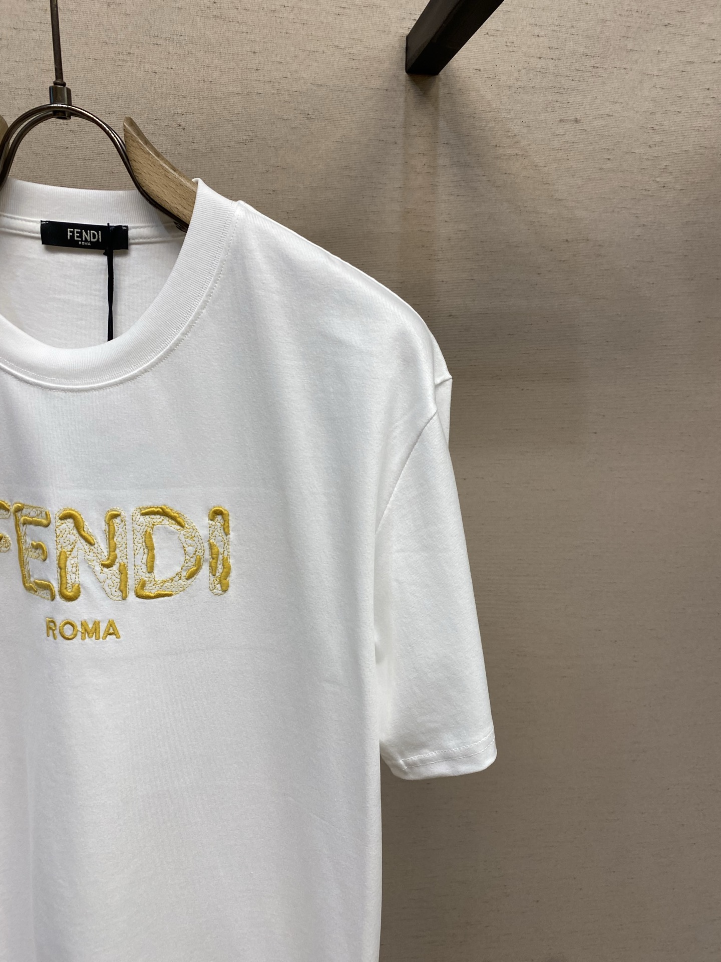 🌟🌟Fendi 2026春夏新品，100％全棉300g面料，柔软亲肤，挺阔有垂坠感。四线密边做工精细，立