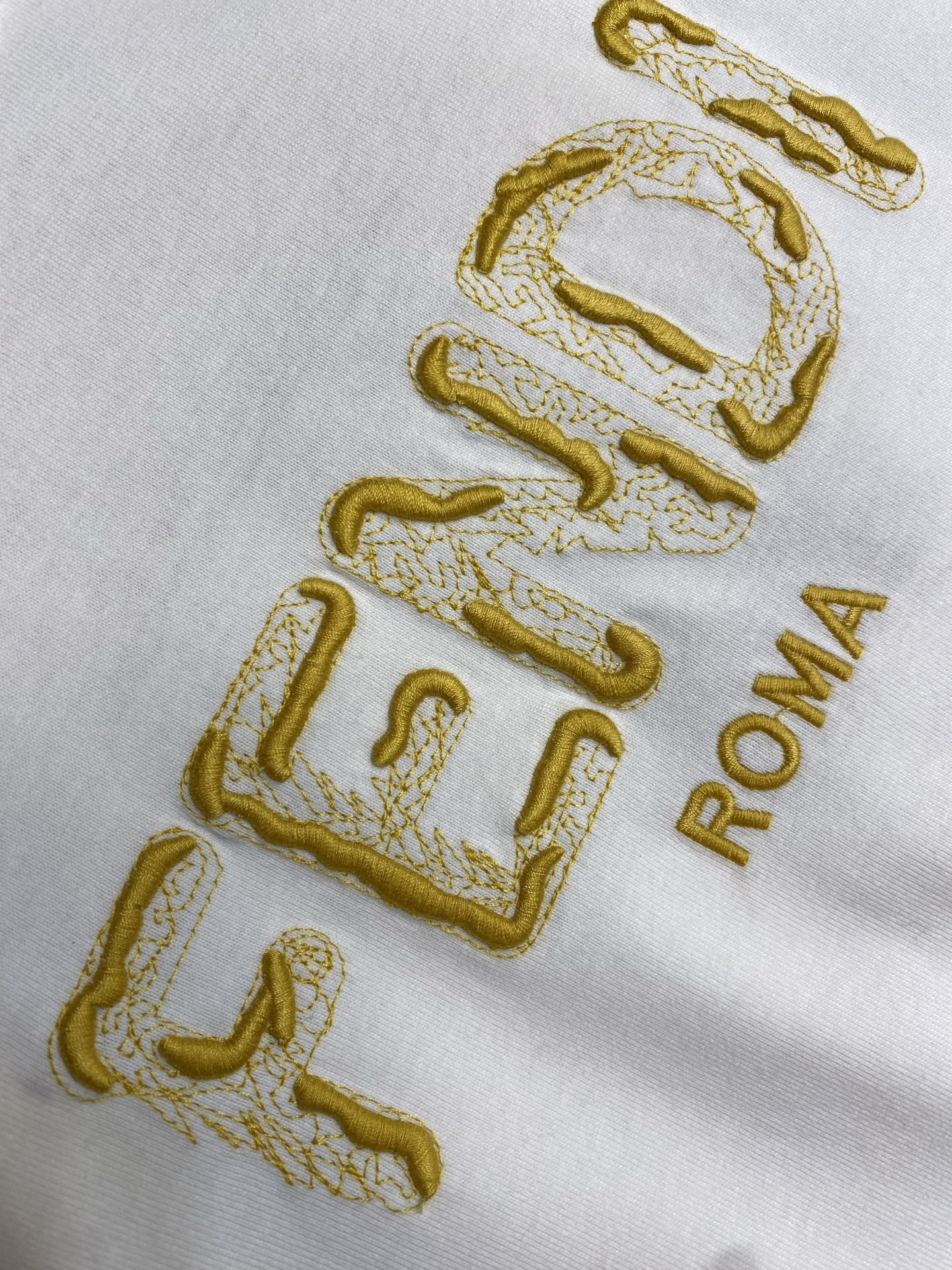 🌟🌟Fendi 2026春夏新品，100％全棉300g面料，柔软亲肤，挺阔有垂坠感。四线密边做工精细，立