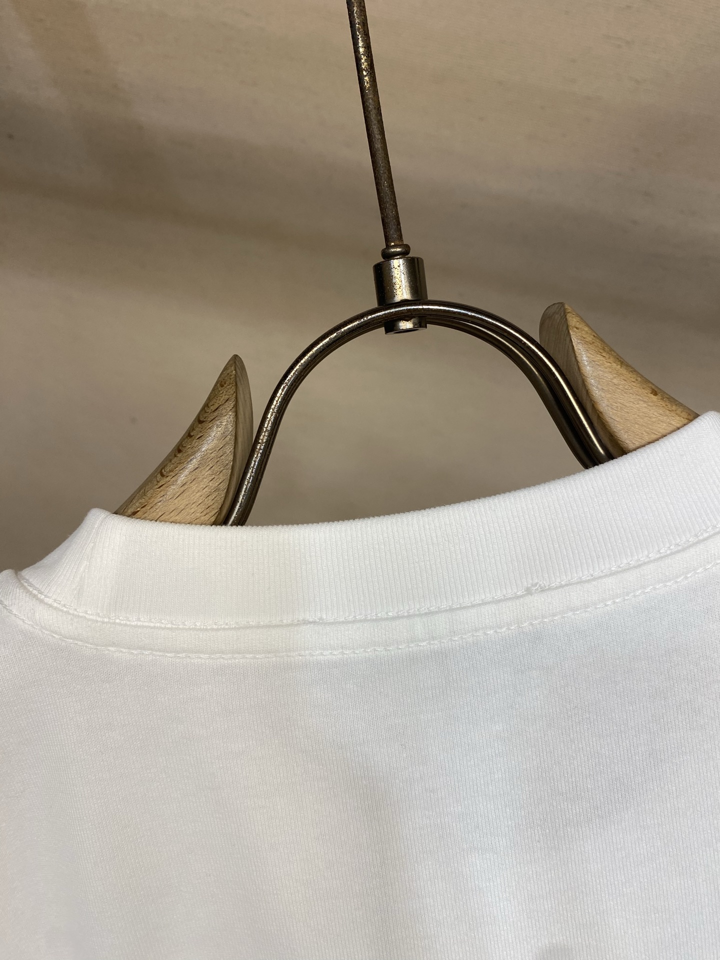🌟🌟Fendi 2026春夏新品，100％全棉300g面料，柔软亲肤，挺阔有垂坠感。四线密边做工精细，立