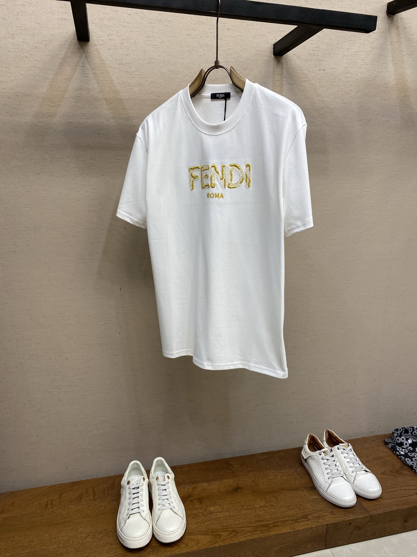 🌟🌟Fendi 2026春夏新品，100％全棉300g面料，柔软亲肤，挺阔有垂坠感。四线密边做工精细，立