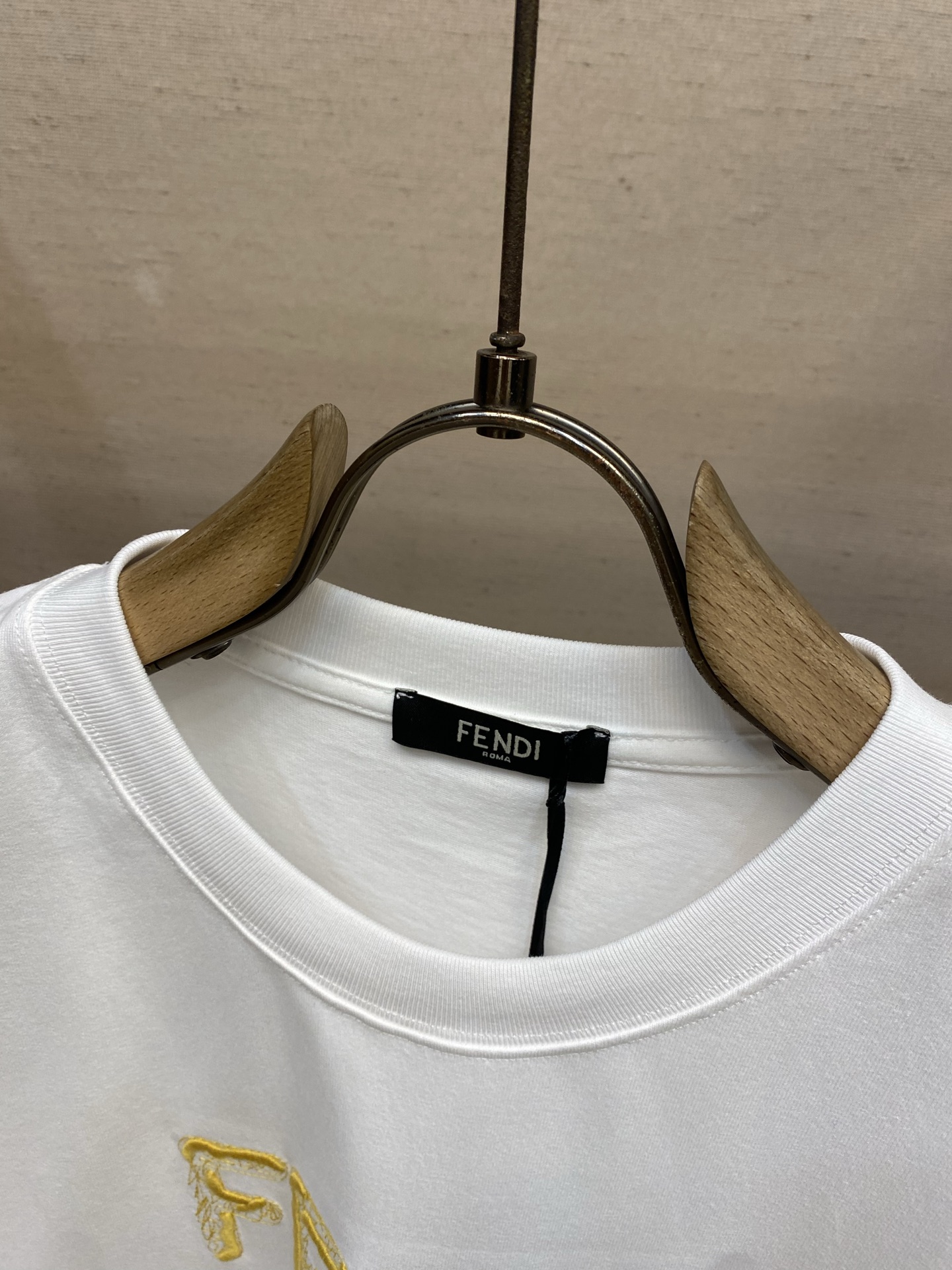 🌟🌟Fendi 2026春夏新品，100％全棉300g面料，柔软亲肤，挺阔有垂坠感。四线密边做工精细，立