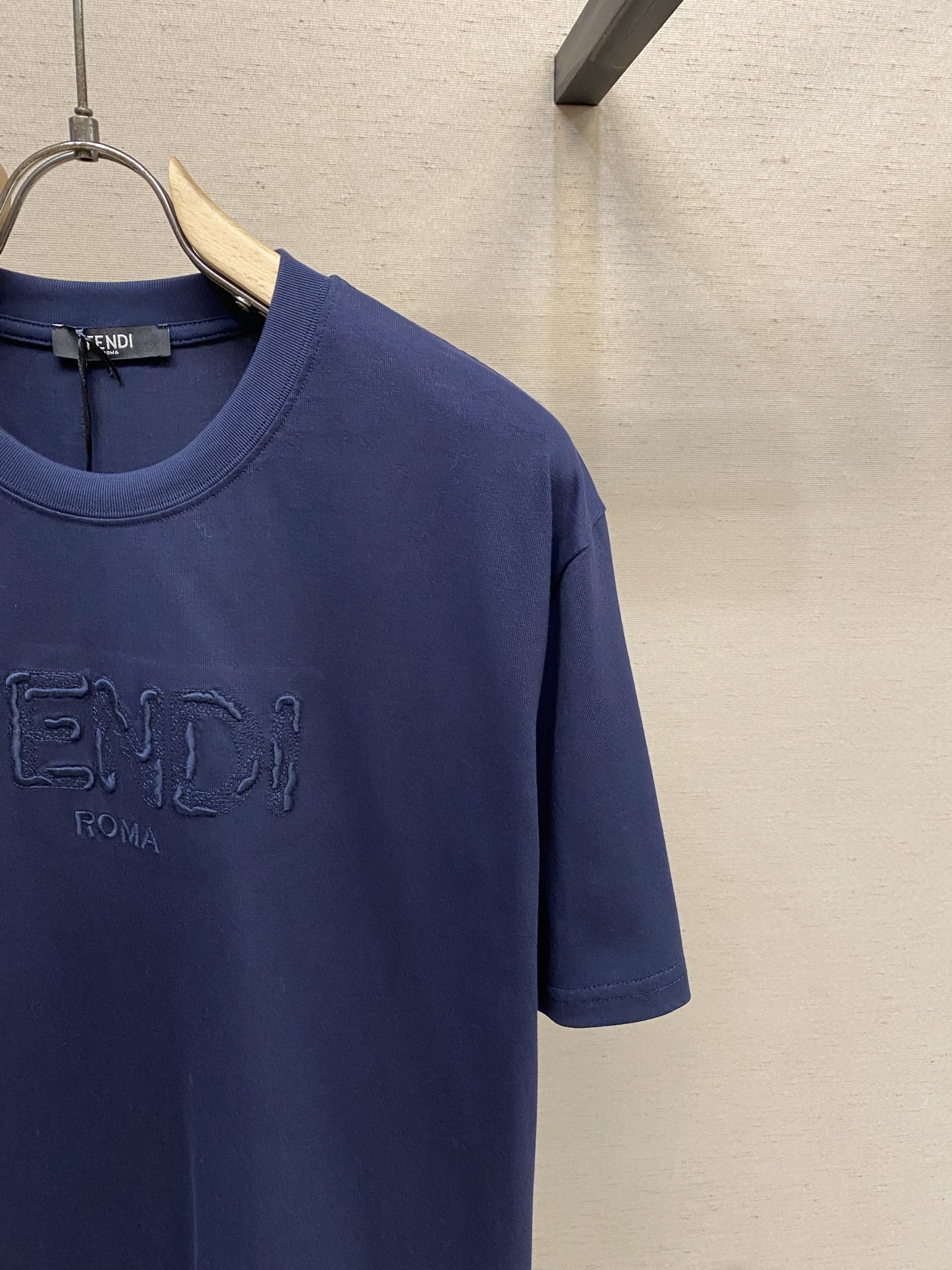 🌟🌟Fendi 2026春夏新品，100％全棉300g面料，柔软亲肤，挺阔有垂坠感。四线密边做工精细，立