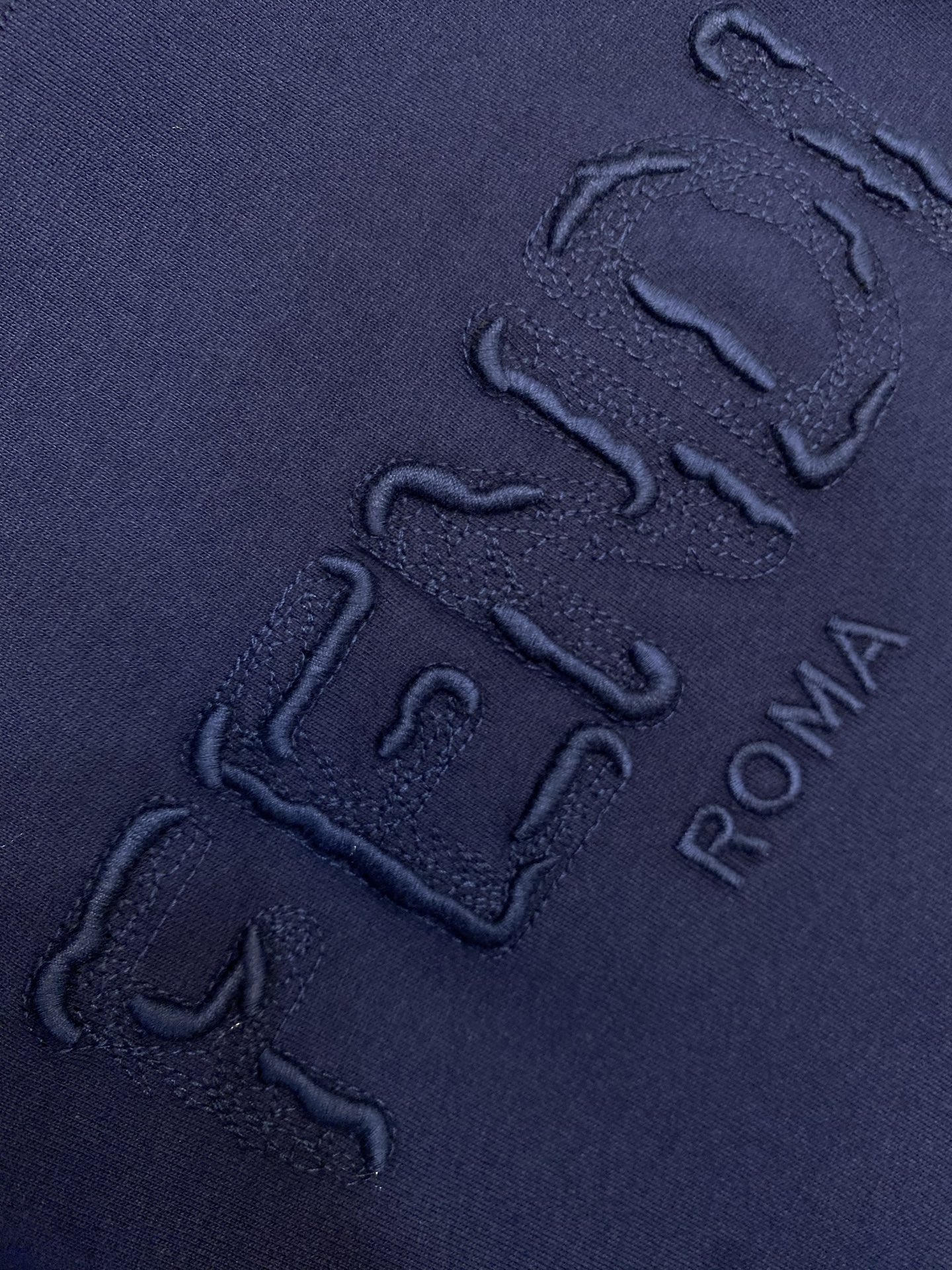 🌟🌟Fendi 2026春夏新品，100％全棉300g面料，柔软亲肤，挺阔有垂坠感。四线密边做工精细，立