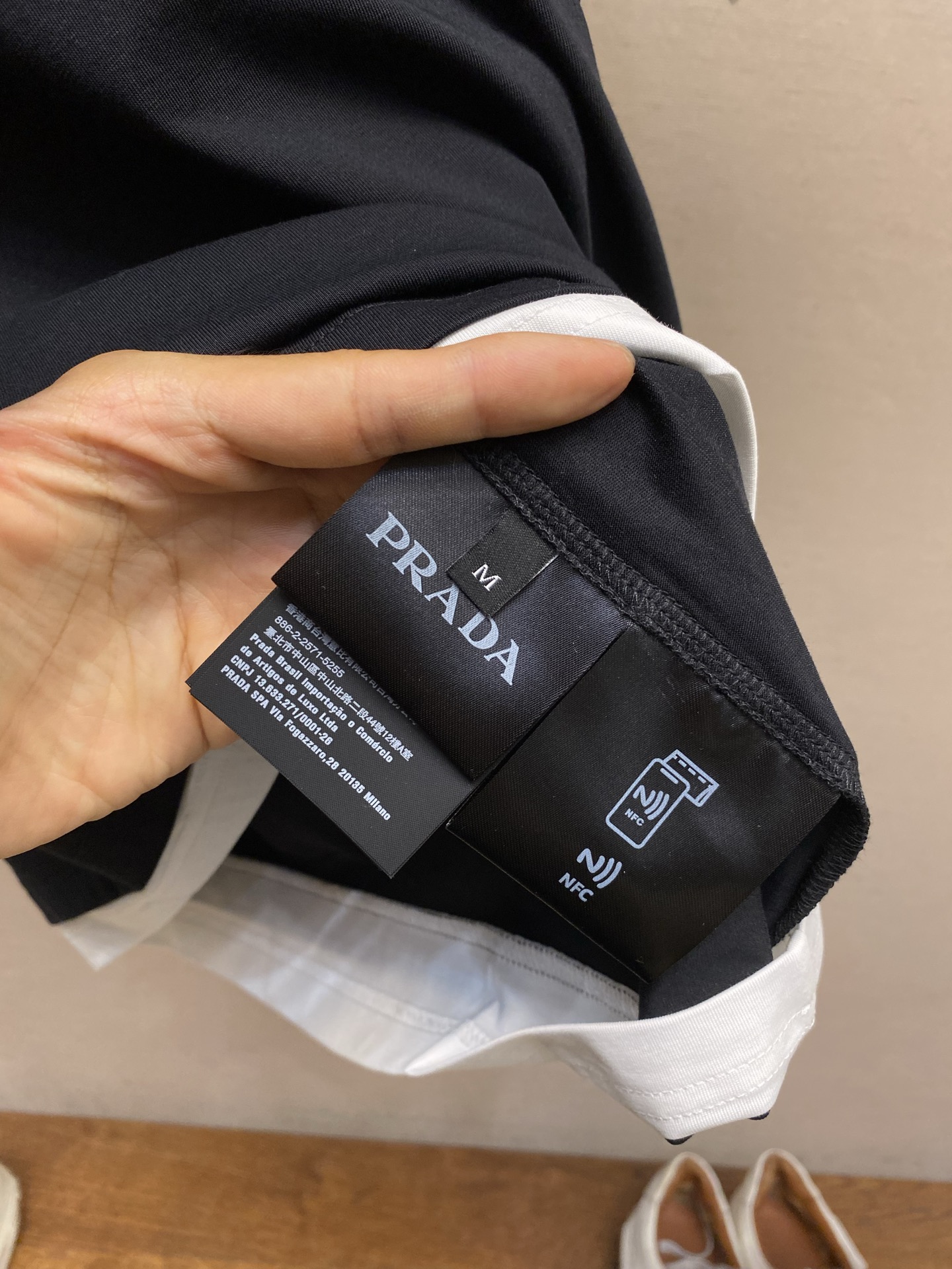 🌟🌟Prada、2026系列三角形徽标棉质拼接撞色设计T恤通过层次和对比增添现代感，为休闲造型注入活力。