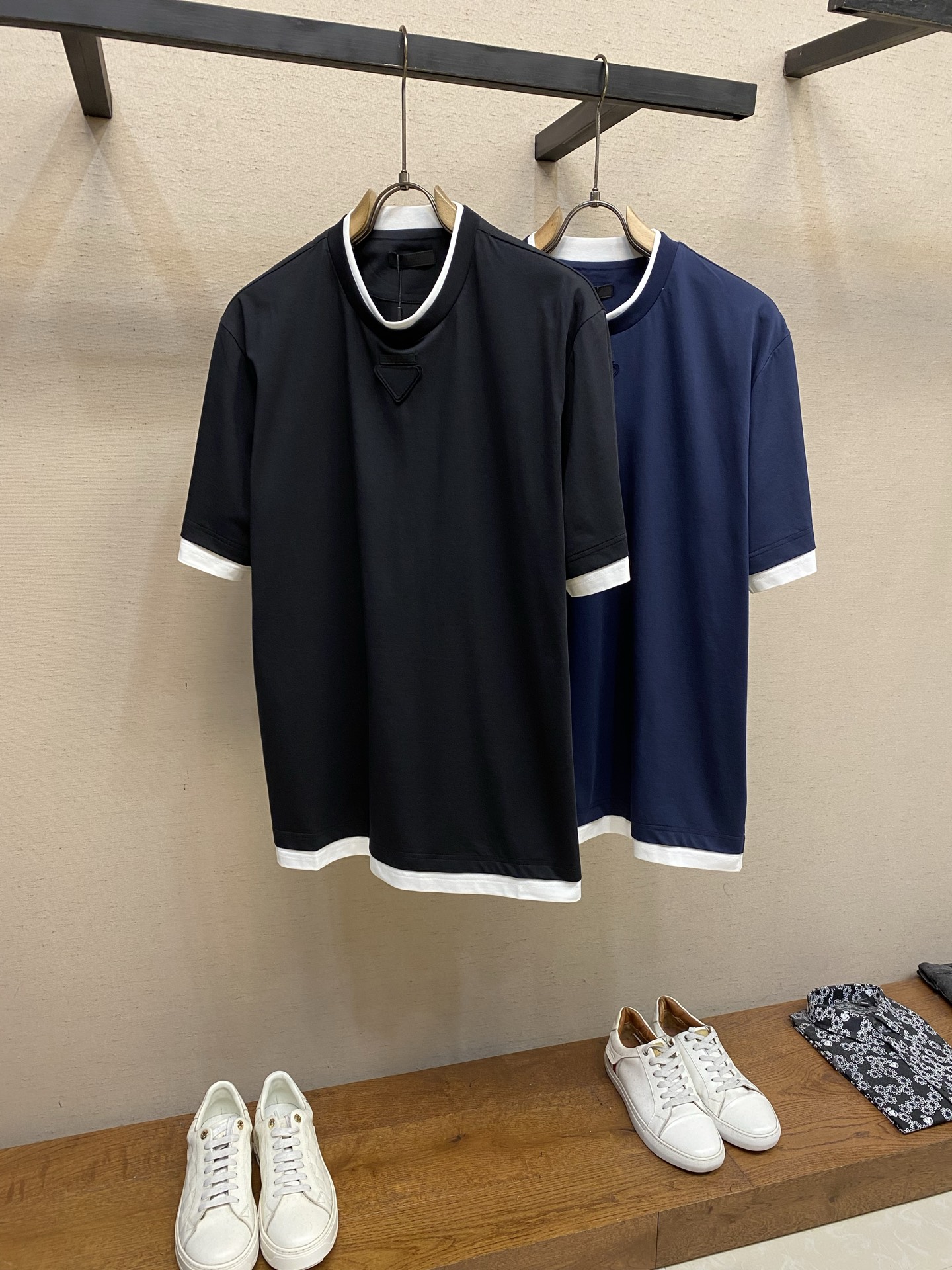 🌟🌟Prada、2026系列三角形徽标棉质拼接撞色设计T恤通过层次和对比增添现代感，为休闲造型注入活力。