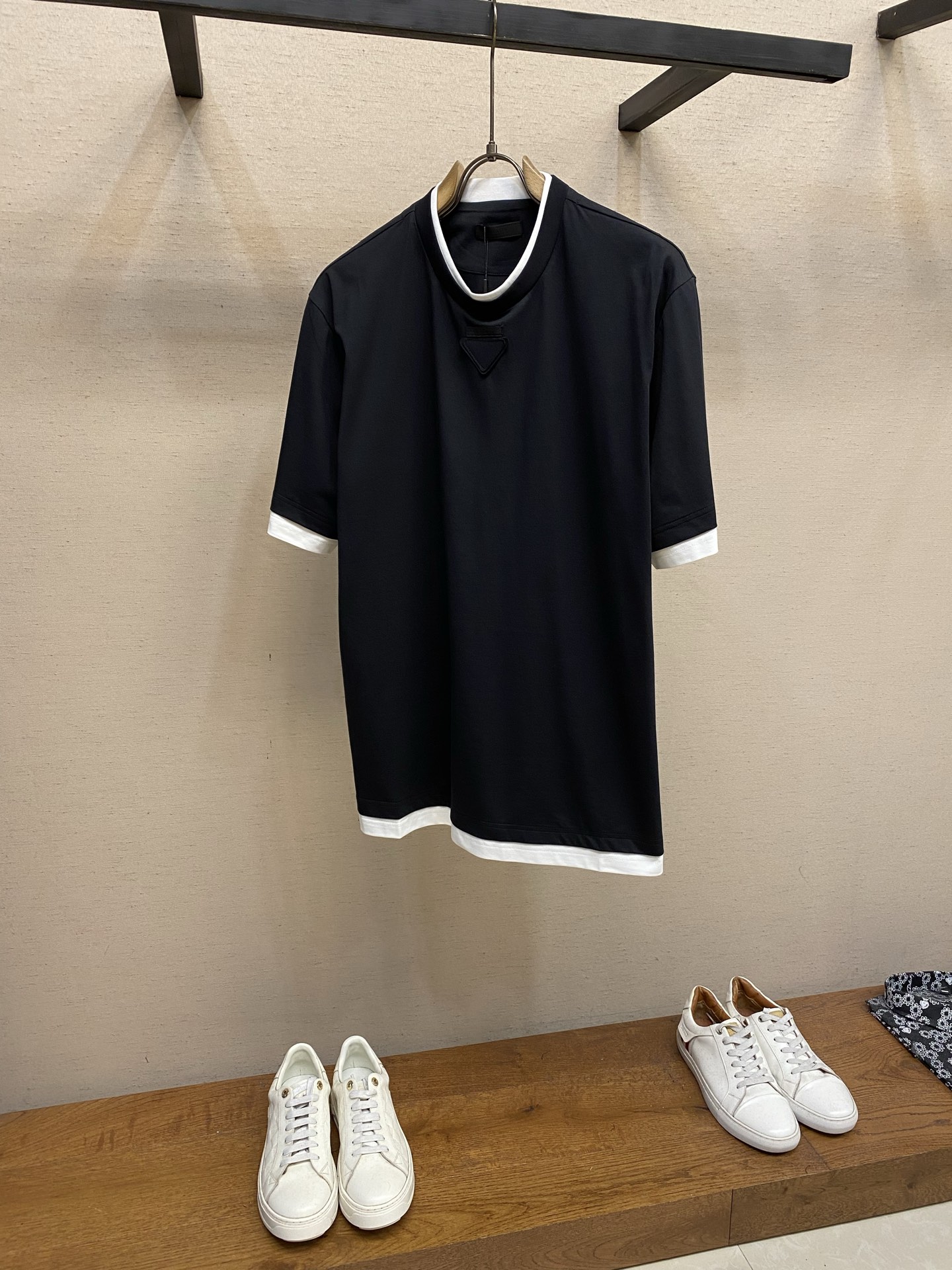 🌟🌟Prada、2026系列三角形徽标棉质拼接撞色设计T恤通过层次和对比增添现代感，为休闲造型注入活力。