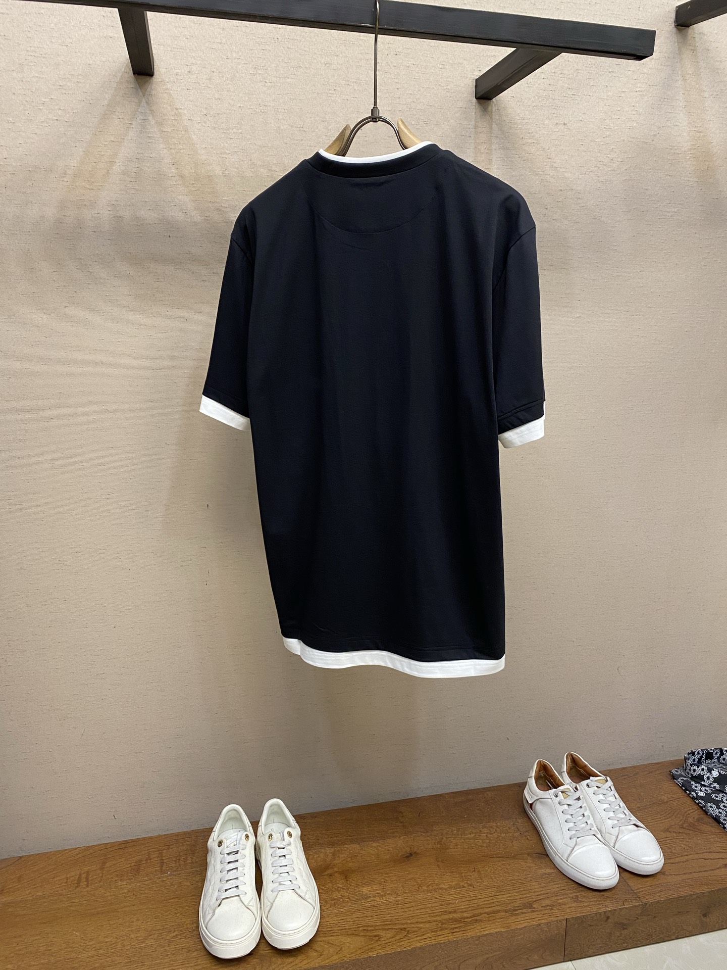 🌟🌟Prada、2026系列三角形徽标棉质拼接撞色设计T恤通过层次和对比增添现代感，为休闲造型注入活力。