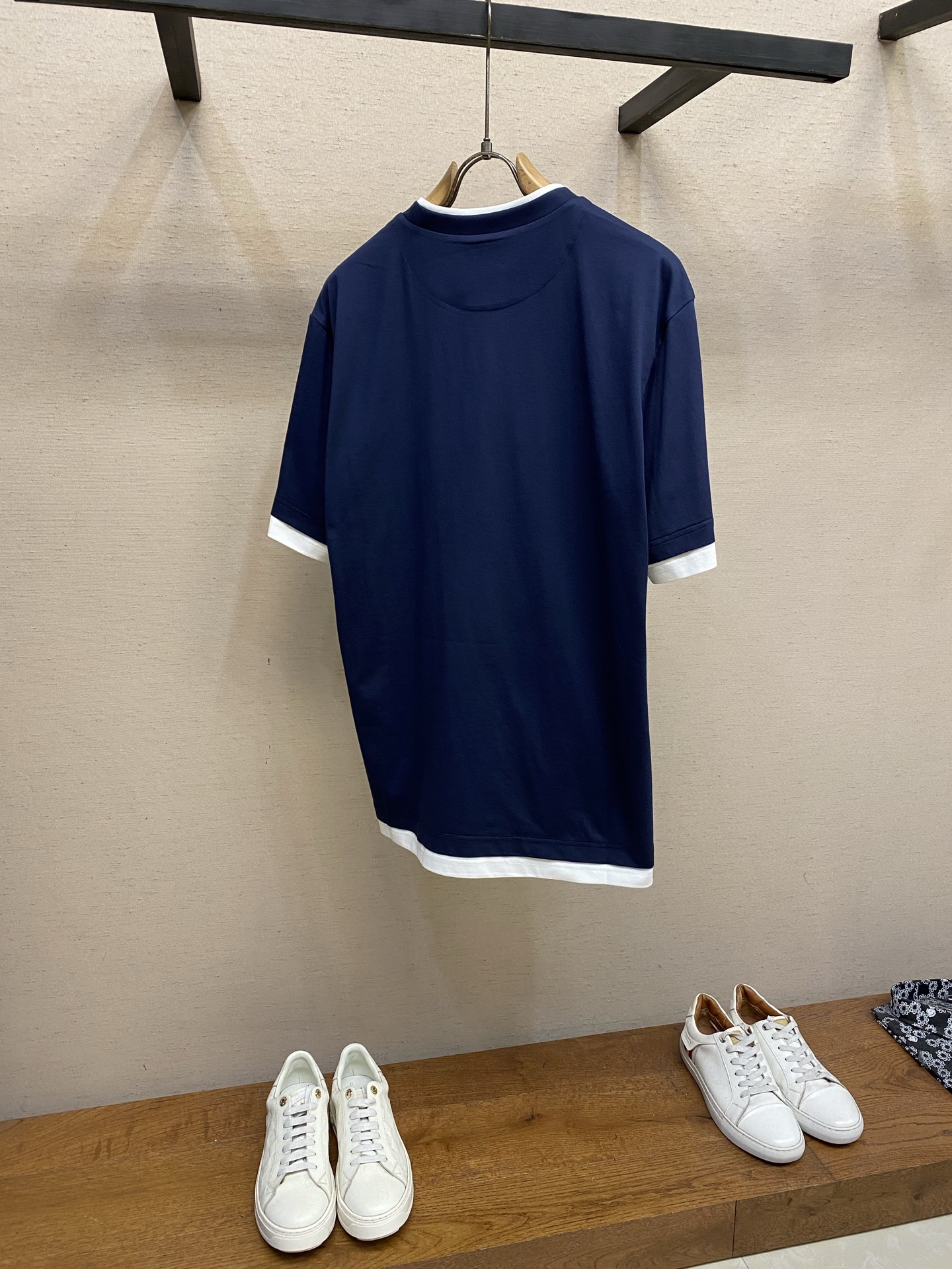 🌟🌟Prada、2026系列三角形徽标棉质拼接撞色设计T恤通过层次和对比增添现代感，为休闲造型注入活力。
