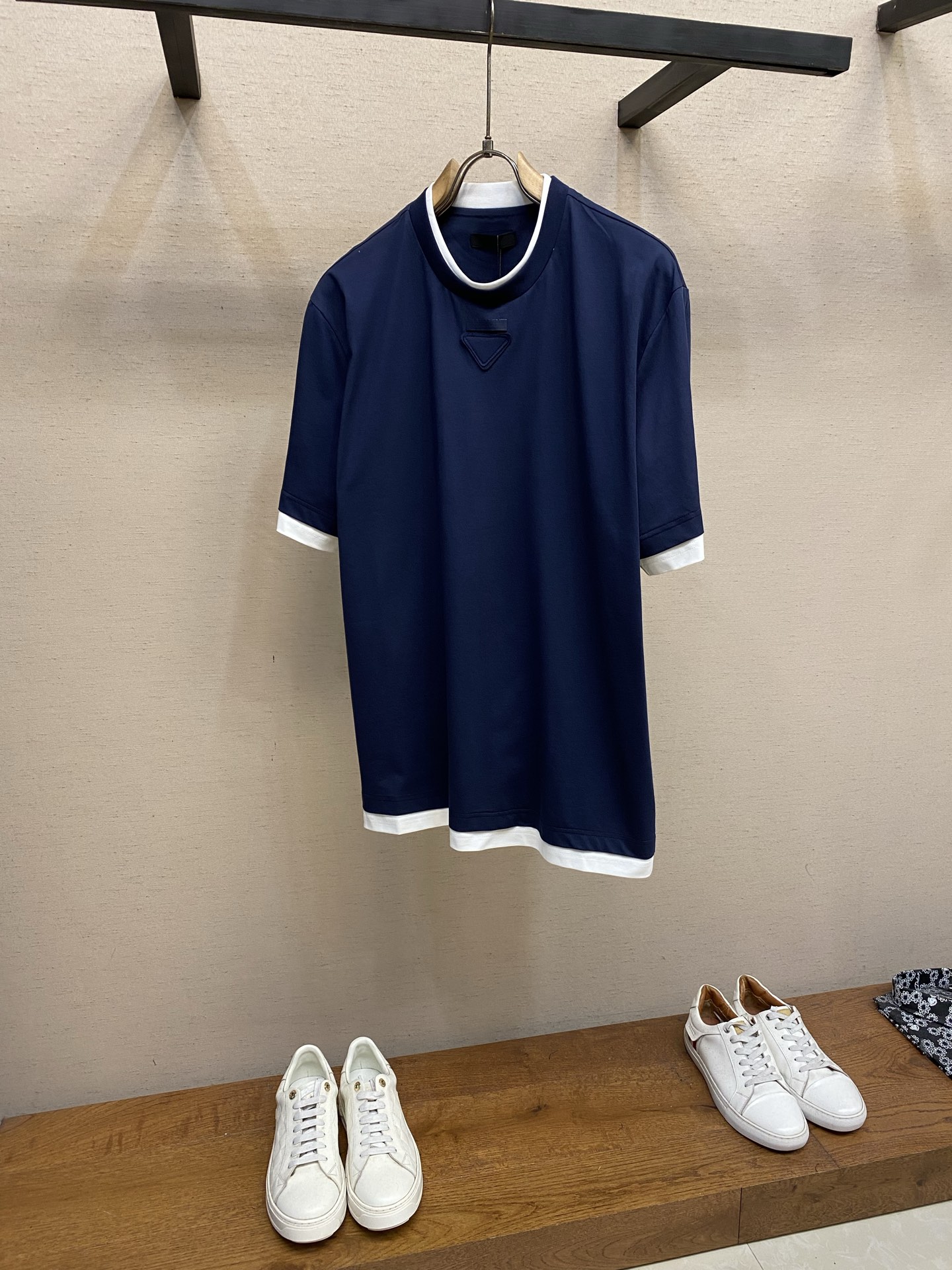 🌟🌟Prada、2026系列三角形徽标棉质拼接撞色设计T恤通过层次和对比增添现代感，为休闲造型注入活力。