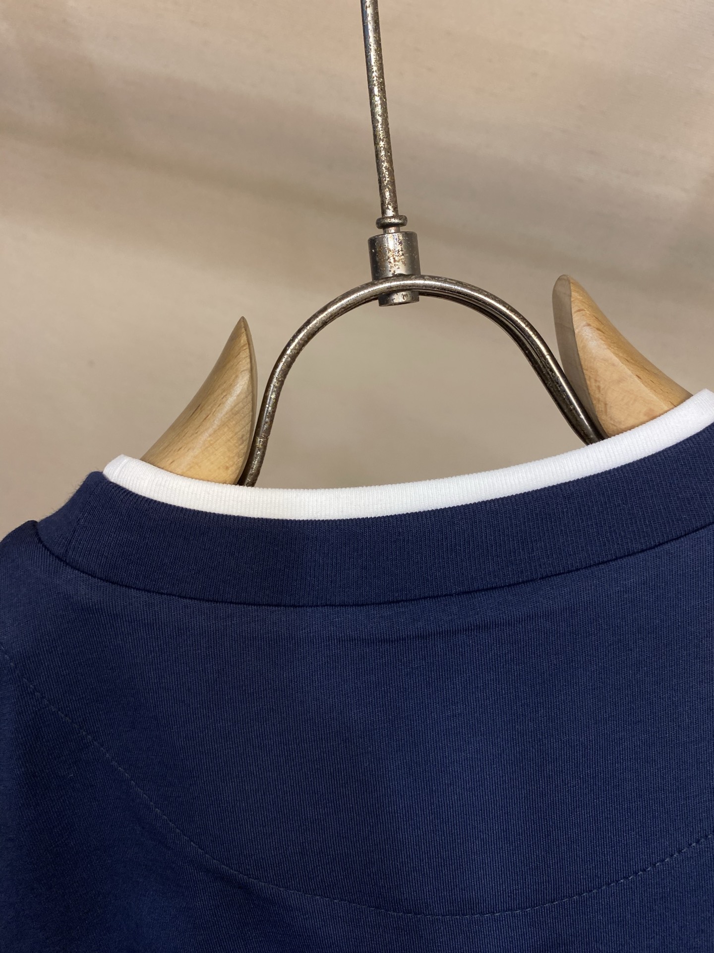 🌟🌟Prada、2026系列三角形徽标棉质拼接撞色设计T恤通过层次和对比增添现代感，为休闲造型注入活力。