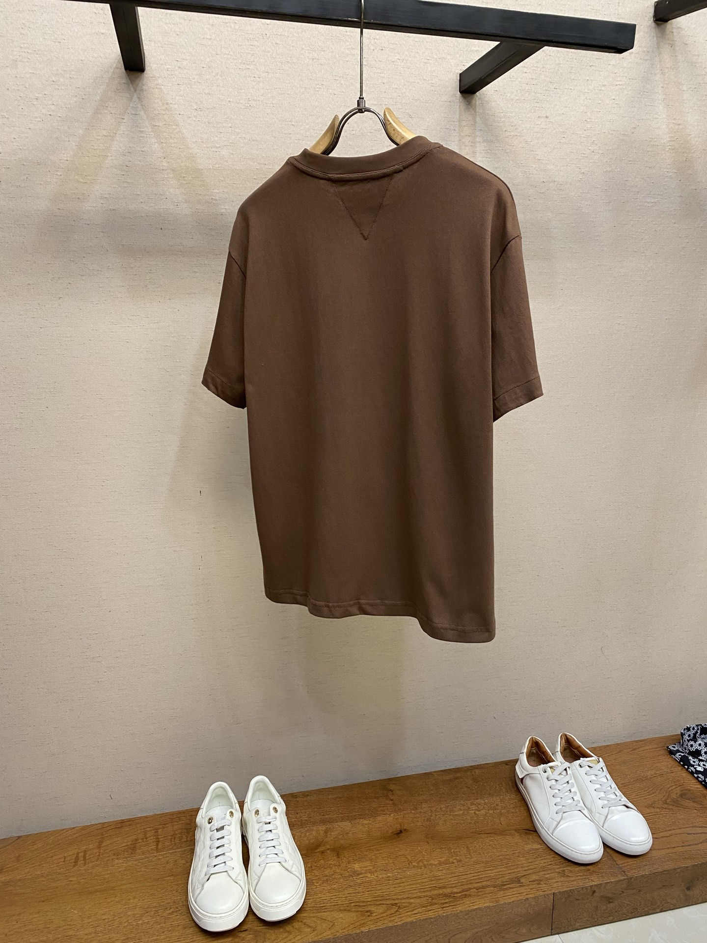 🌟🌟 BV，菱格皮标口袋短袖发售色系：黑色、棕色⚠️原¥6950购买；棉质针织面料、编织绒面革贴饰、袖口