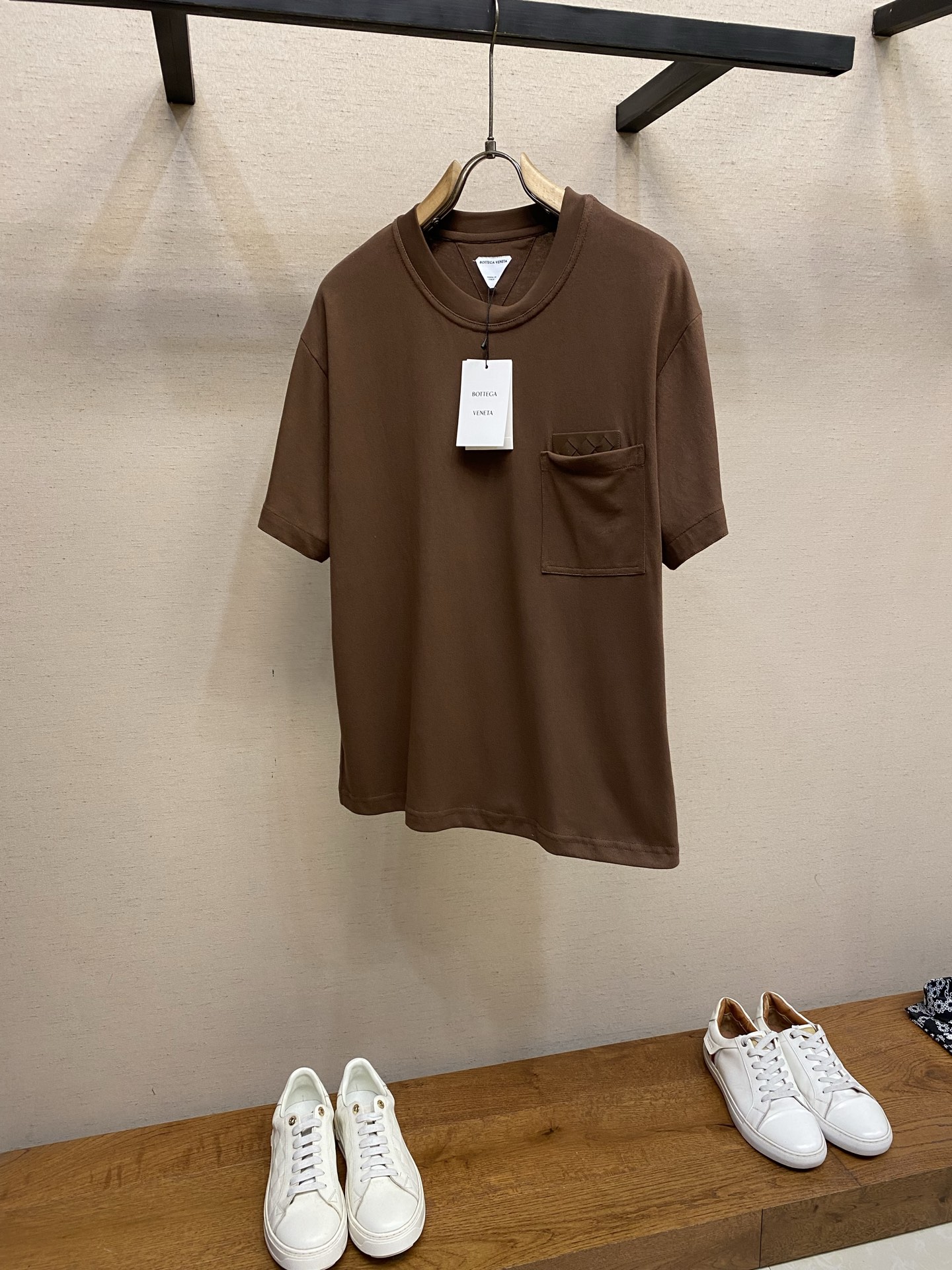 🌟🌟 BV，菱格皮标口袋短袖发售色系：黑色、棕色⚠️原¥6950购买；棉质针织面料、编织绒面革贴饰、袖口