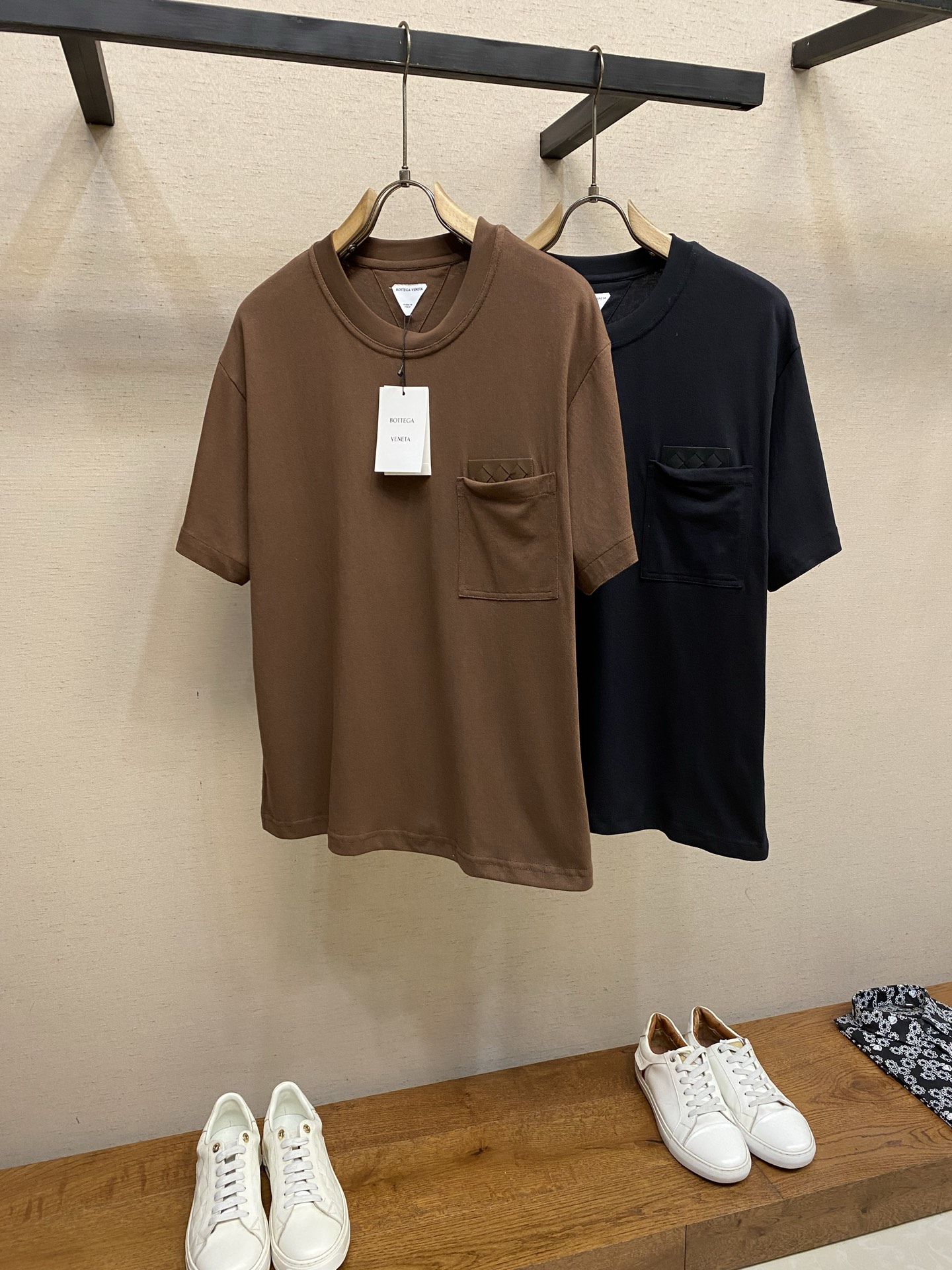 🌟🌟 BV，菱格皮标口袋短袖发售色系：黑色、棕色⚠️原¥6950购买；棉质针织面料、编织绒面革贴饰、袖口