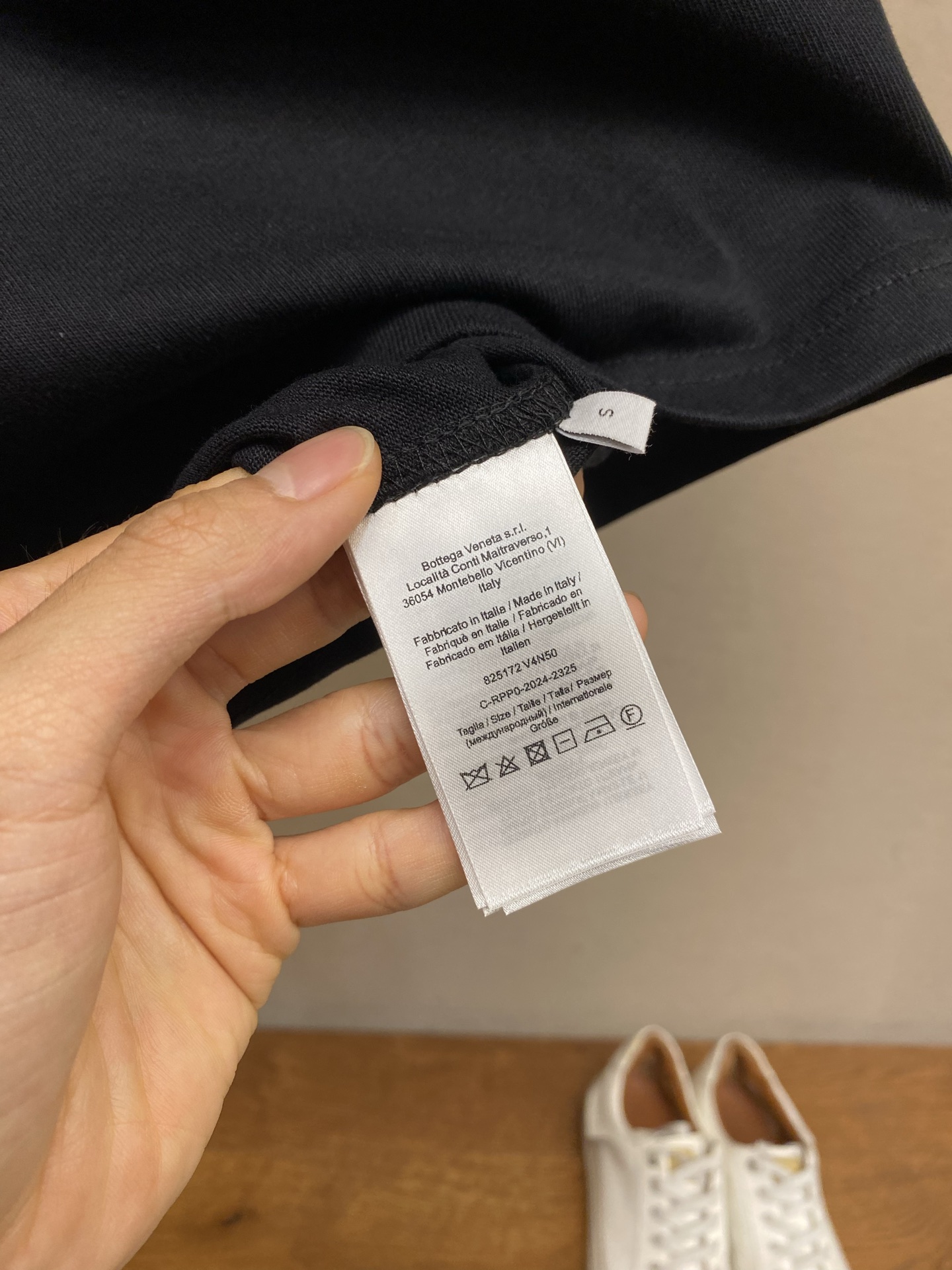 🌟🌟 BV，菱格皮标口袋短袖发售色系：黑色、棕色⚠️原¥6950购买；棉质针织面料、编织绒面革贴饰、袖口