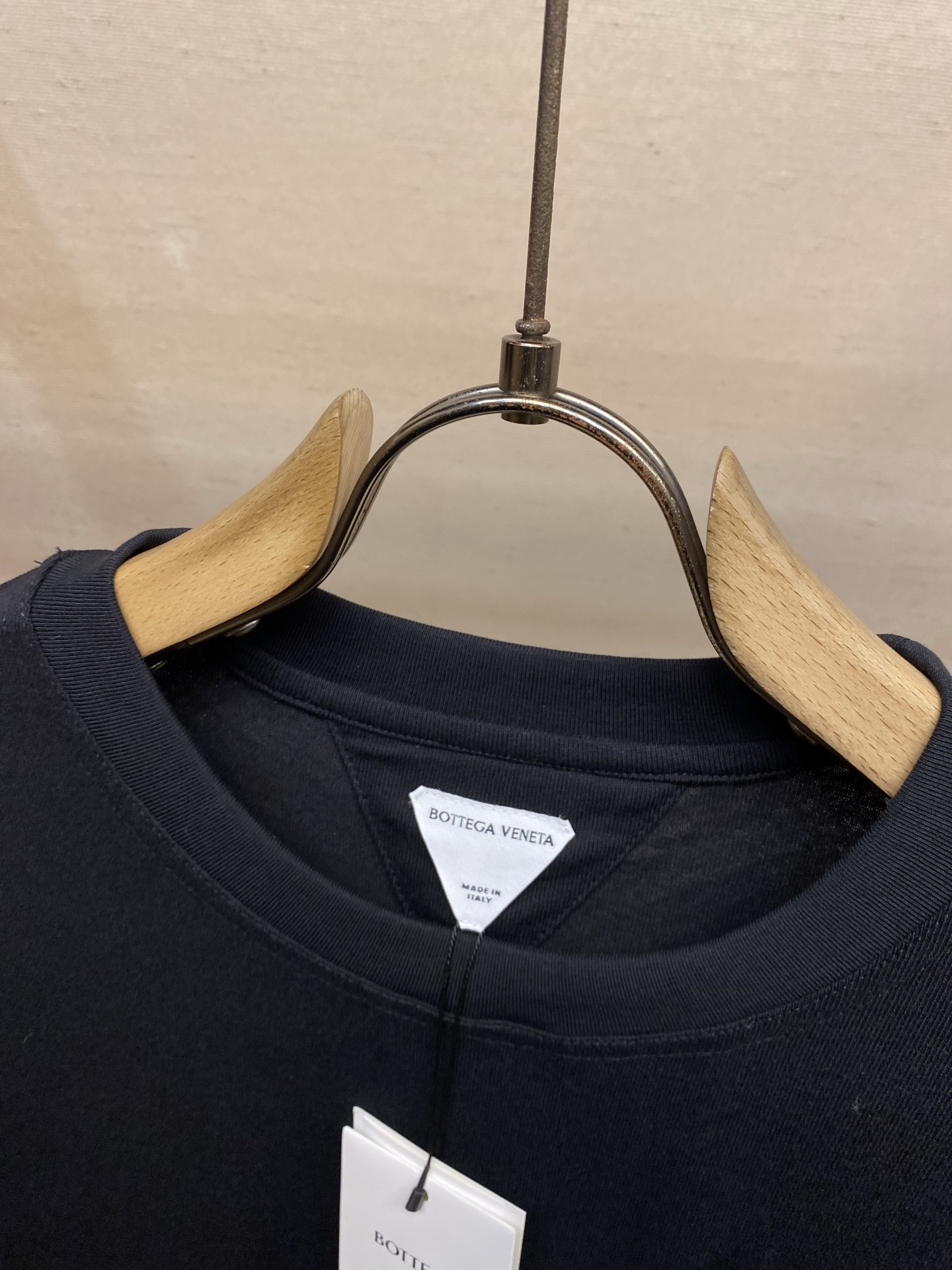 🌟🌟 BV，菱格皮标口袋短袖发售色系：黑色、棕色⚠️原¥6950购买；棉质针织面料、编织绒面革贴饰、袖口