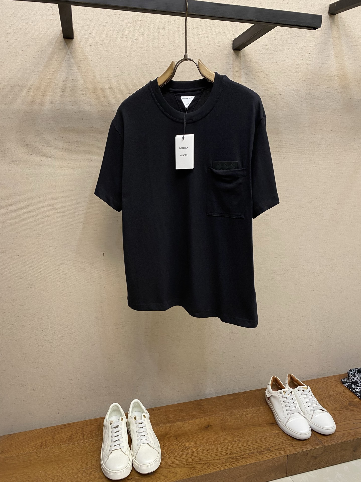 🌟🌟 BV，菱格皮标口袋短袖发售色系：黑色、棕色⚠️原¥6950购买；棉质针织面料、编织绒面革贴饰、袖口