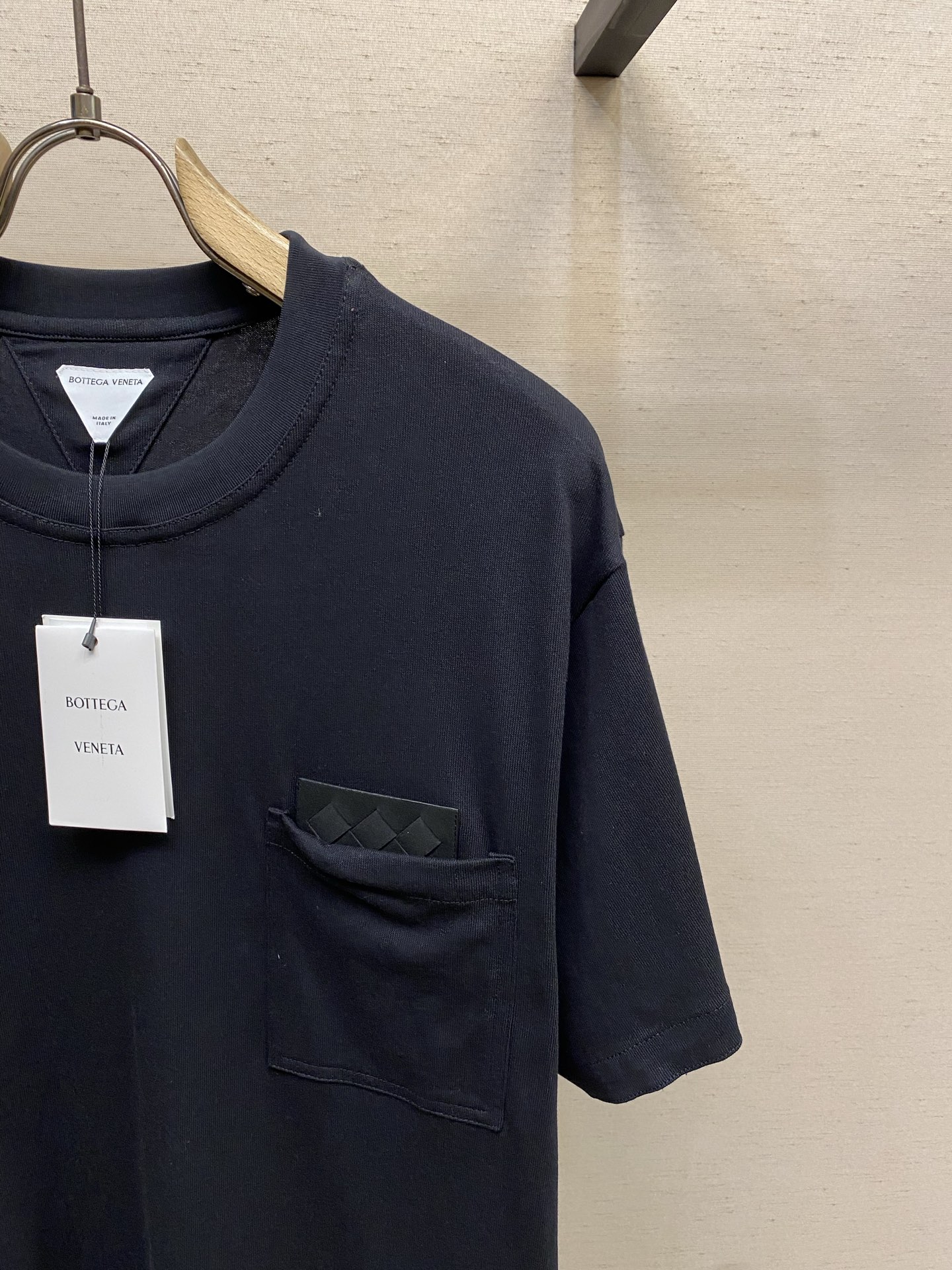 🌟🌟 BV，菱格皮标口袋短袖发售色系：黑色、棕色⚠️原¥6950购买；棉质针织面料、编织绒面革贴饰、袖口