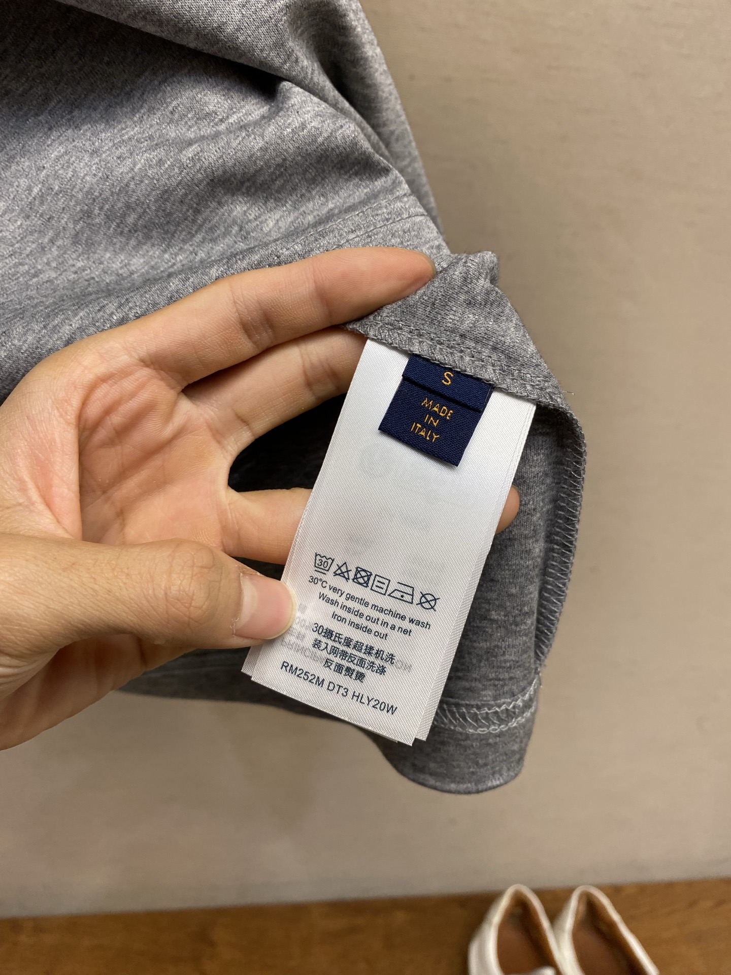 🌟🌟1V ，皮袢标识牌圆领短袖⚠️原,450购买，丝棉混纺针织面料、左下摆点缀WVN皮革标识牌、圆领罗纹