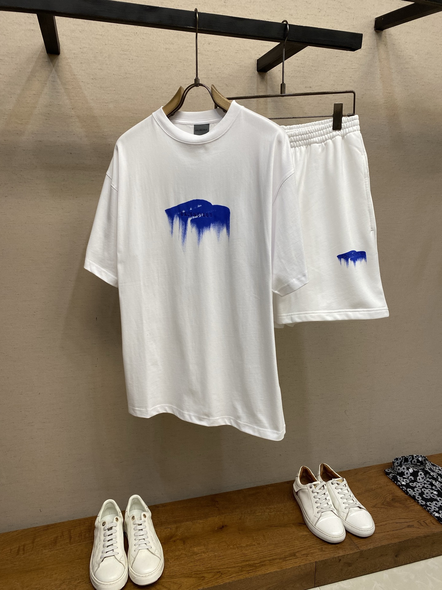 （上衣）🌟🌟Balenciaga ，液化印绣圆领短袖⚠️原¥6150购买；纯棉平纹针织面料、正面饰以we