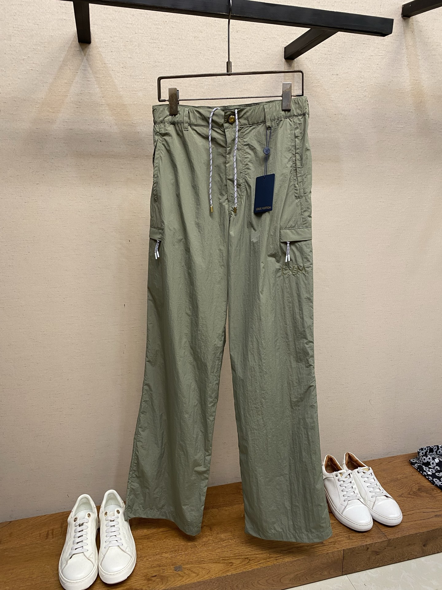 🌟🌟1V ，团队登山长裤⚠️原¥11350购买；科技锦纶梭织面料、做旧金属纽扣门襟、弹力后腰部配有可调节