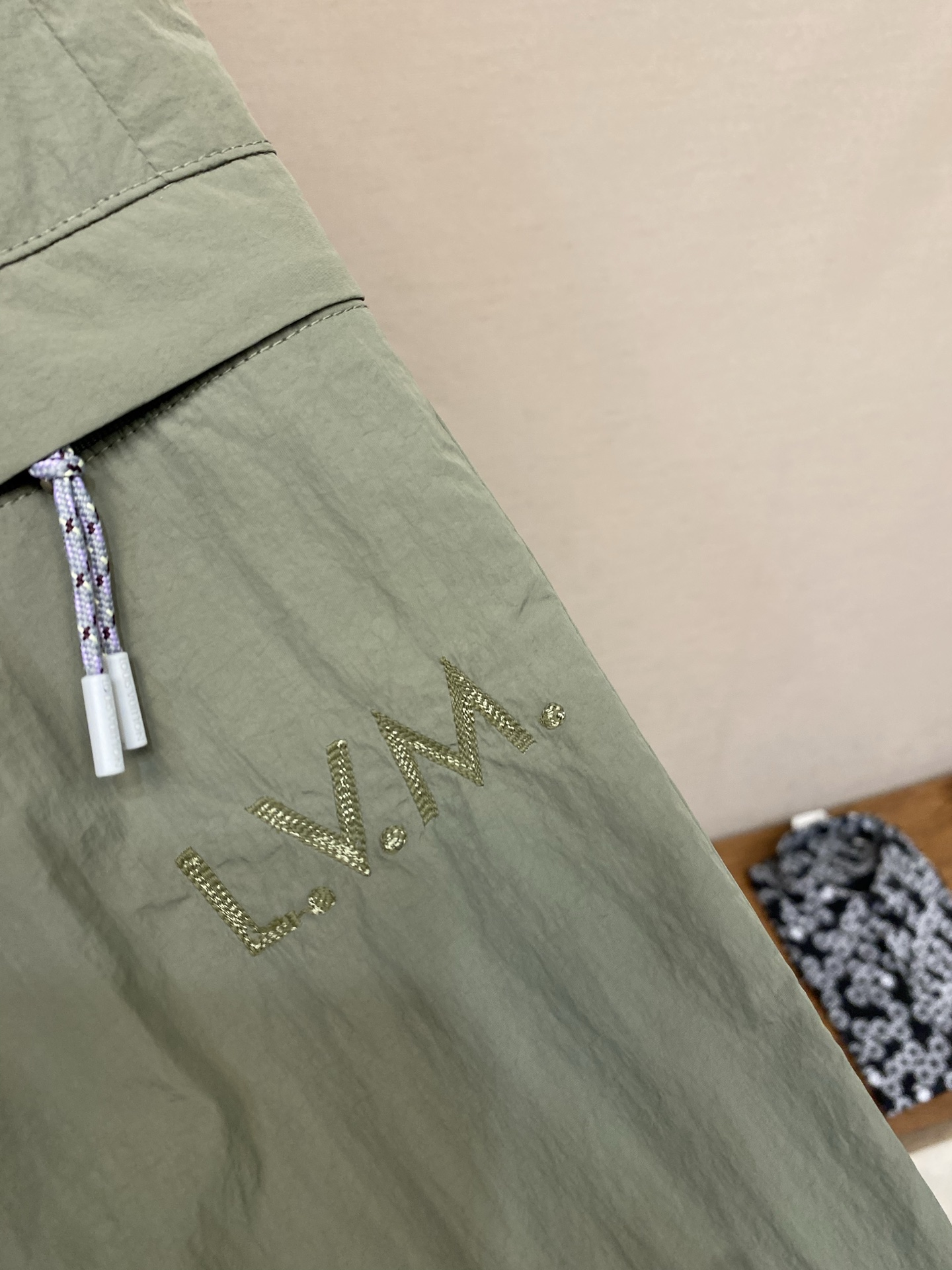 🌟🌟1V ，团队登山长裤⚠️原¥11350购买；科技锦纶梭织面料、做旧金属纽扣门襟、弹力后腰部配有可调节
