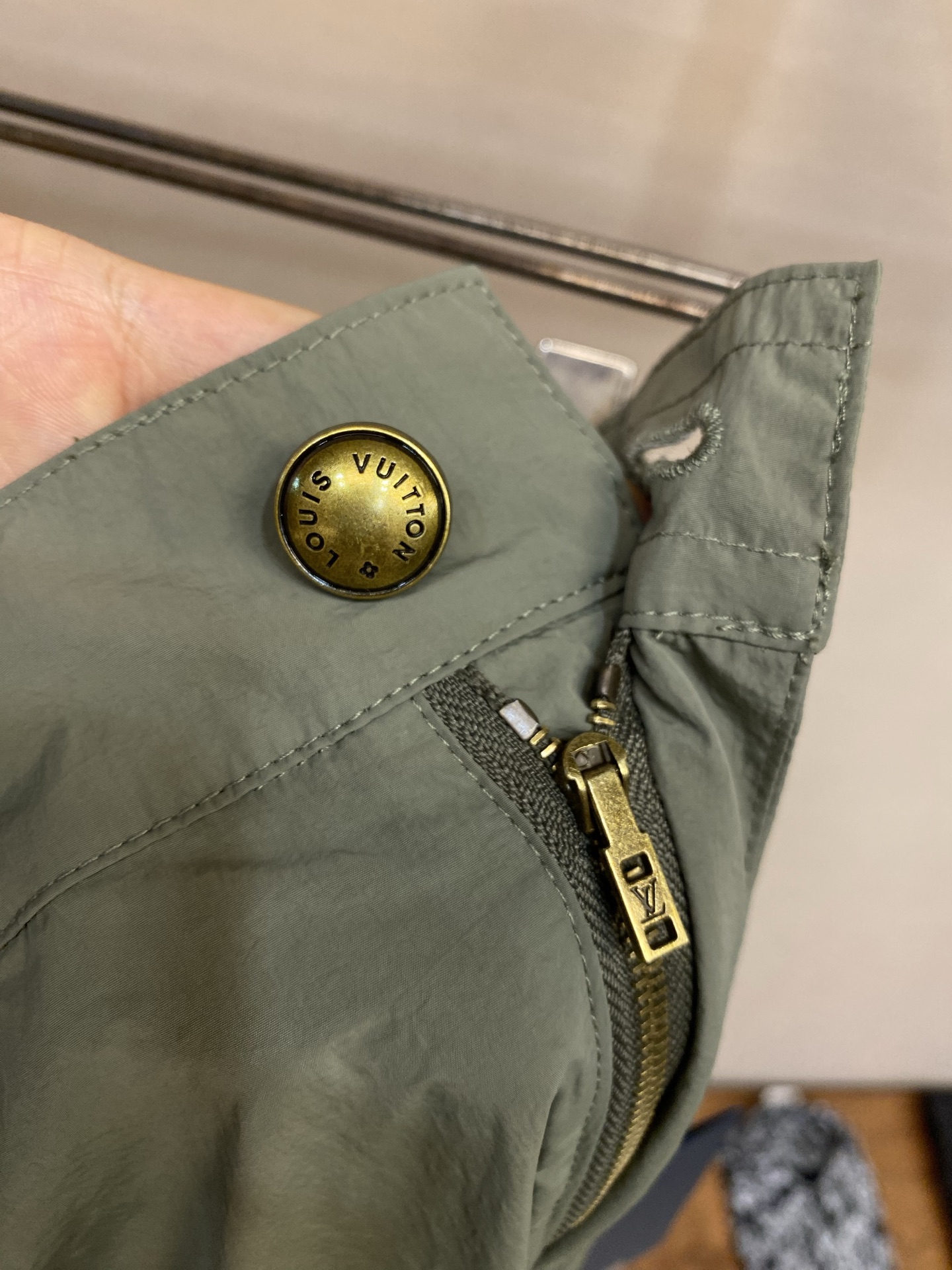 🌟🌟1V ，团队登山长裤⚠️原¥11350购买；科技锦纶梭织面料、做旧金属纽扣门襟、弹力后腰部配有可调节