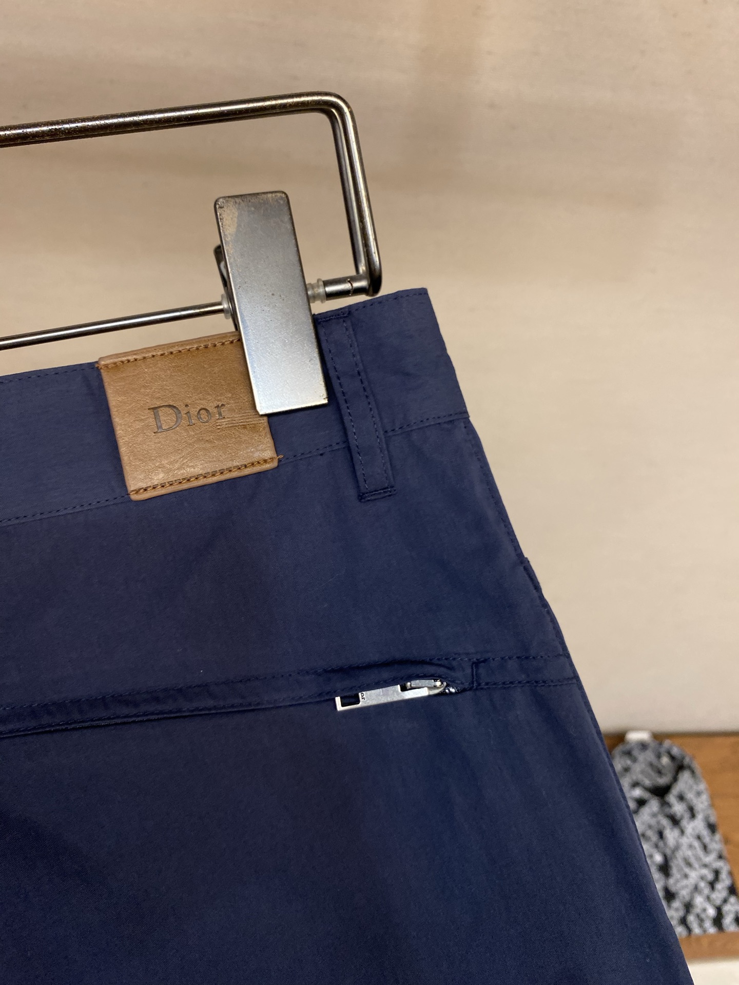 🌟🌟Dior，2026春夏新品工装短裤，棉质亲肤面料，四线密边，两侧开袋，侧边配有多袋口袋设计。后幅两侧