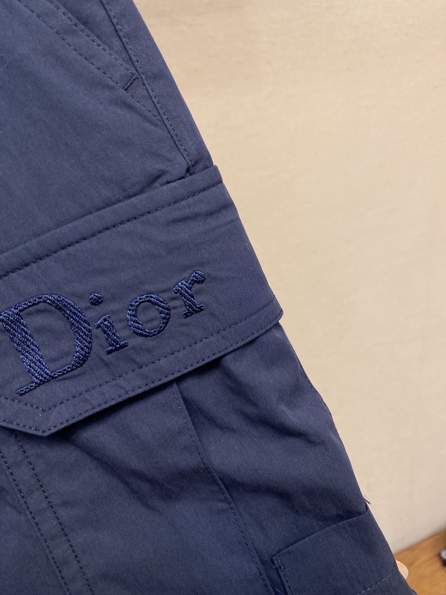 🌟🌟Dior，2026春夏新品工装短裤，棉质亲肤面料，四线密边，两侧开袋，侧边配有多袋口袋设计。后幅两侧