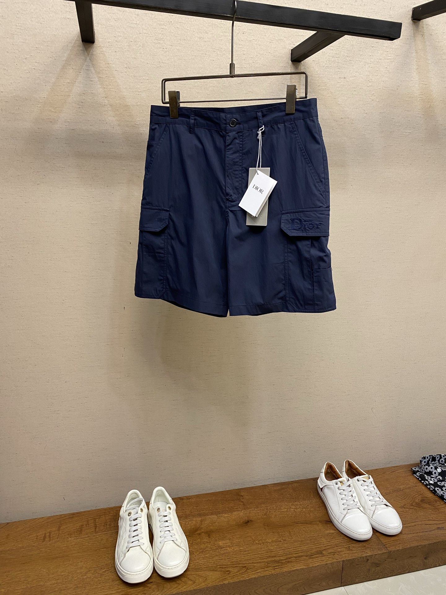 🌟🌟Dior，2026春夏新品工装短裤，棉质亲肤面料，四线密边，两侧开袋，侧边配有多袋口袋设计。后幅两侧