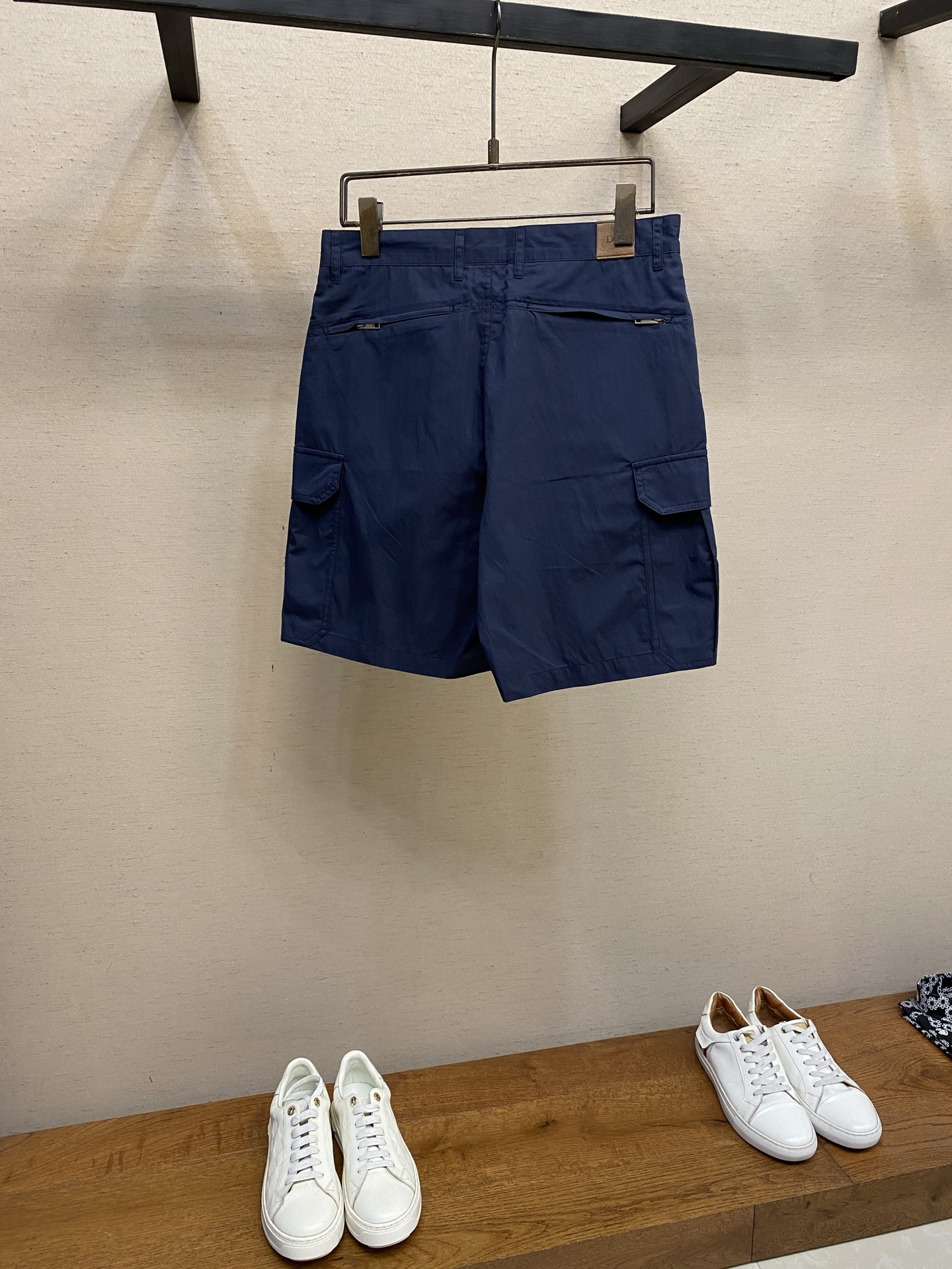 🌟🌟Dior，2026春夏新品工装短裤，棉质亲肤面料，四线密边，两侧开袋，侧边配有多袋口袋设计。后幅两侧