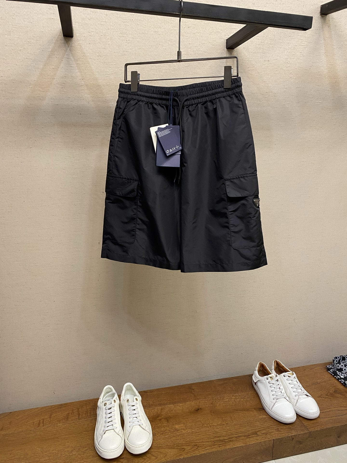 🌟🌟Prada，2026春夏新品工装短裤，极简老钱风，松紧腰头，尼龙面料，四线密边做工，三角标五金，腰头