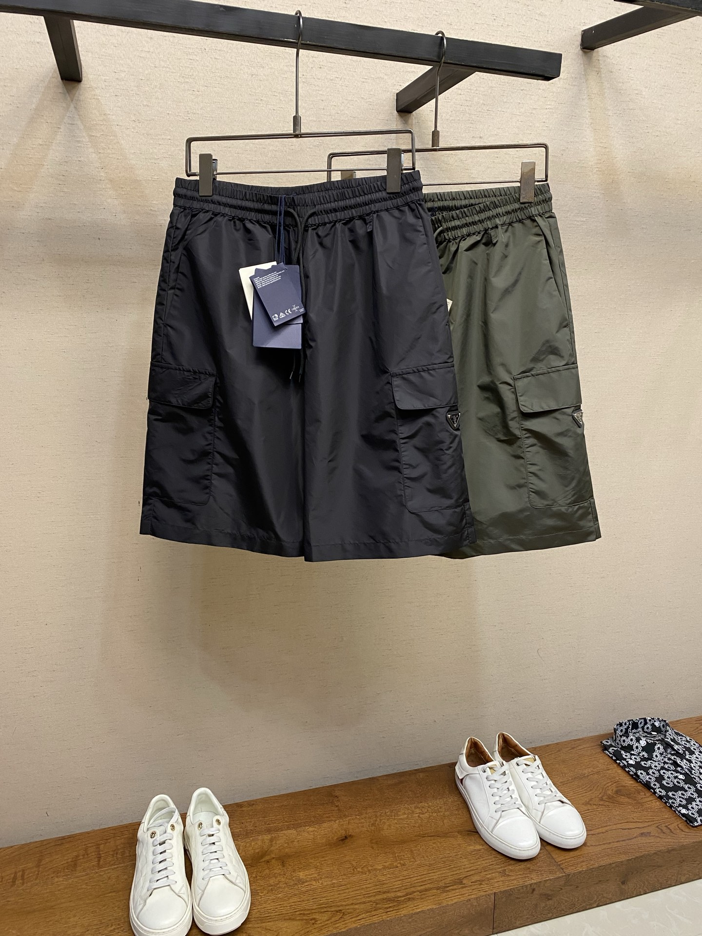 🌟🌟Prada，2026春夏新品工装短裤，极简老钱风，松紧腰头，尼龙面料，四线密边做工，三角标五金，腰头