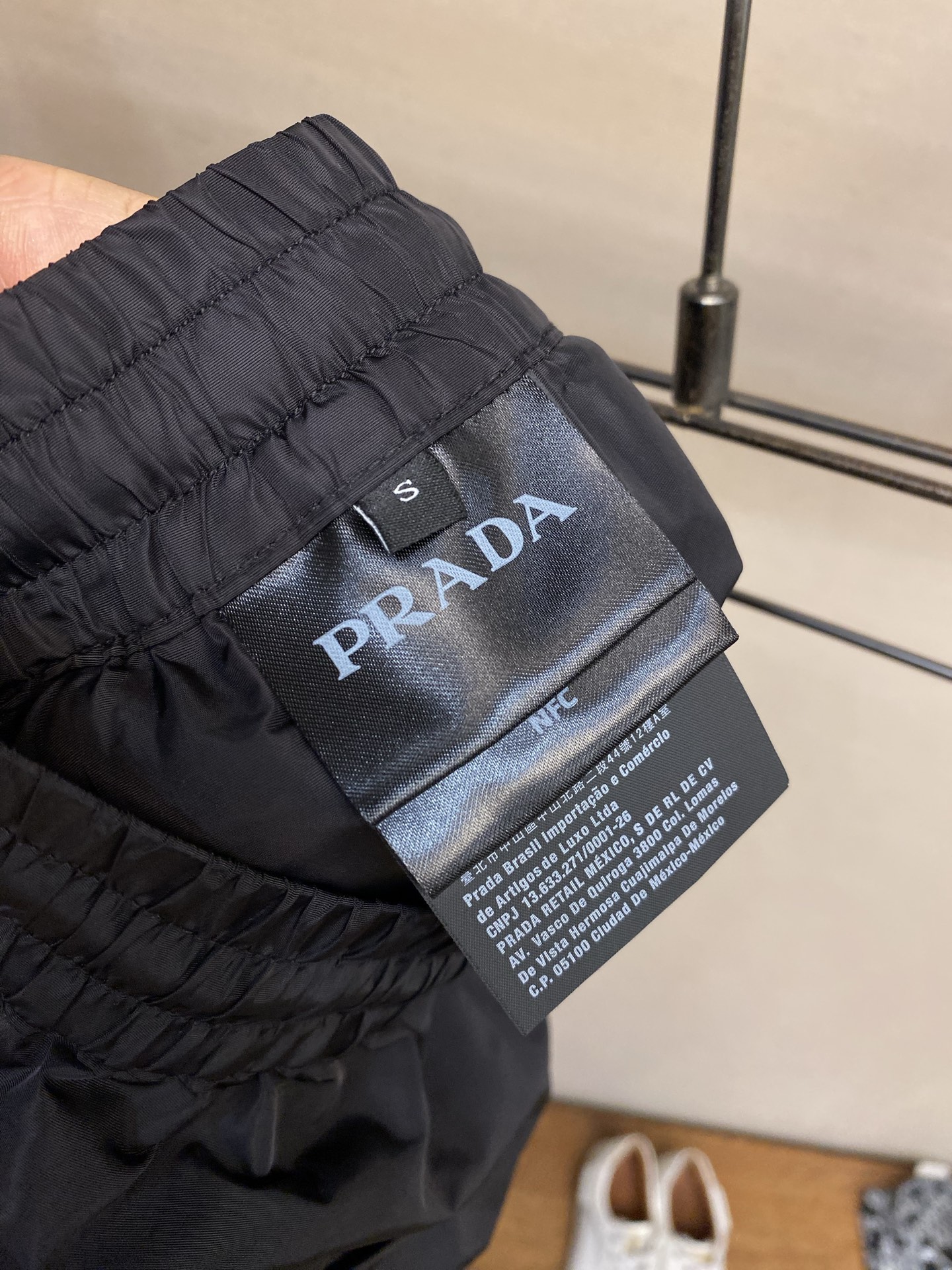 🌟🌟Prada，2026春夏新品工装短裤，极简老钱风，松紧腰头，尼龙面料，四线密边做工，三角标五金，腰头
