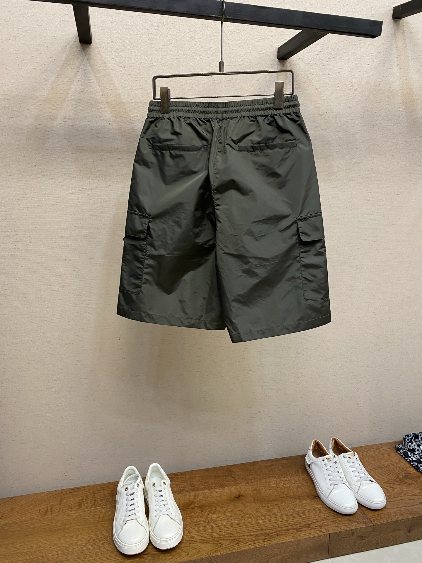 🌟🌟Prada，2026春夏新品工装短裤，极简老钱风，松紧腰头，尼龙面料，四线密边做工，三角标五金，腰头