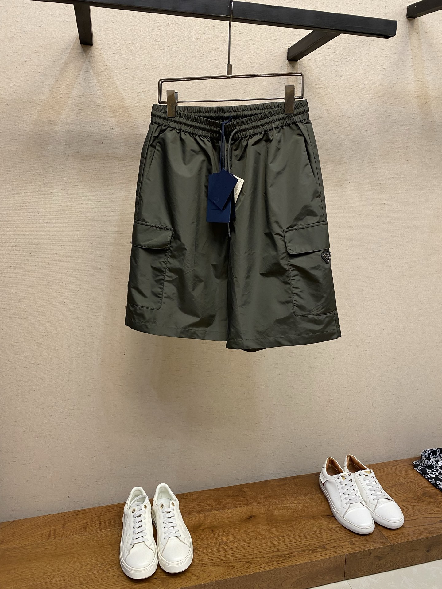 🌟🌟Prada，2026春夏新品工装短裤，极简老钱风，松紧腰头，尼龙面料，四线密边做工，三角标五金，腰头