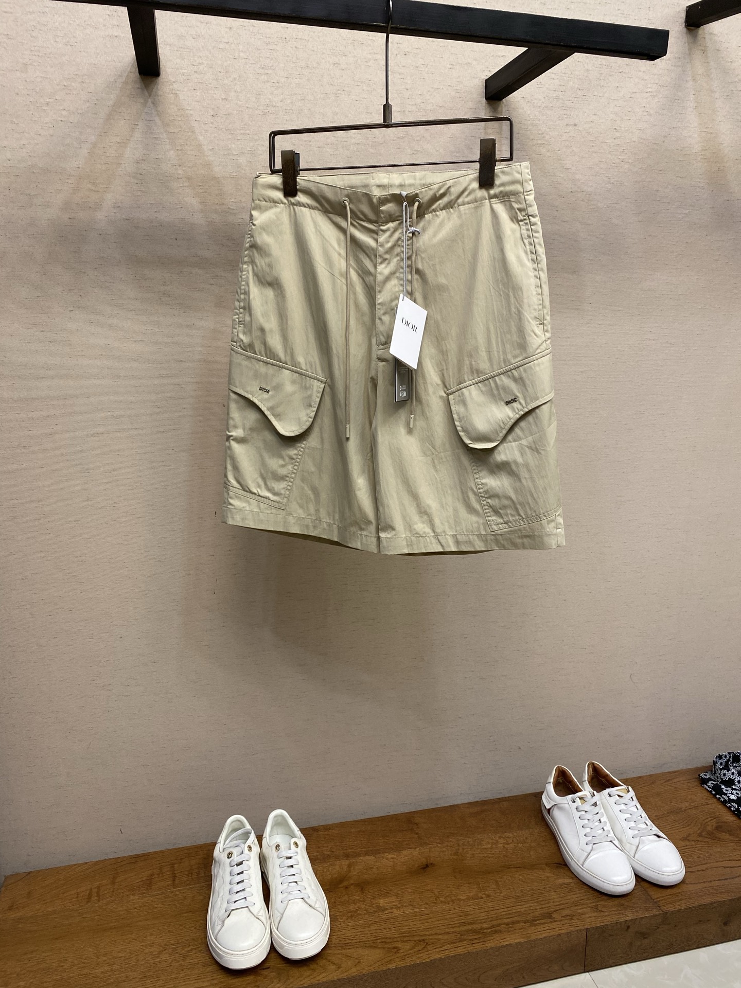 🌟🌟Dior，CD*2026春夏新品工装短裤，前中拉链开合，棉质细纹面料，logo五金标识。两侧有袋，前