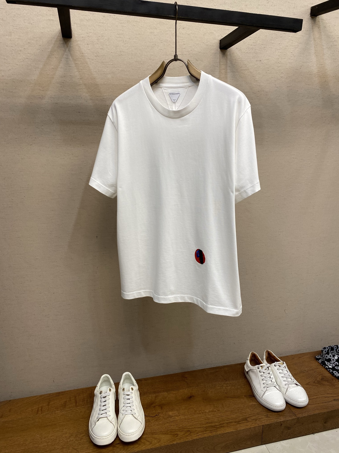 🌟🌟 ，BOTTEGA VENETA /BV2026SS 乐趣笑脸新品棉质针织T恤棉质T恤，正面绣饰有抽