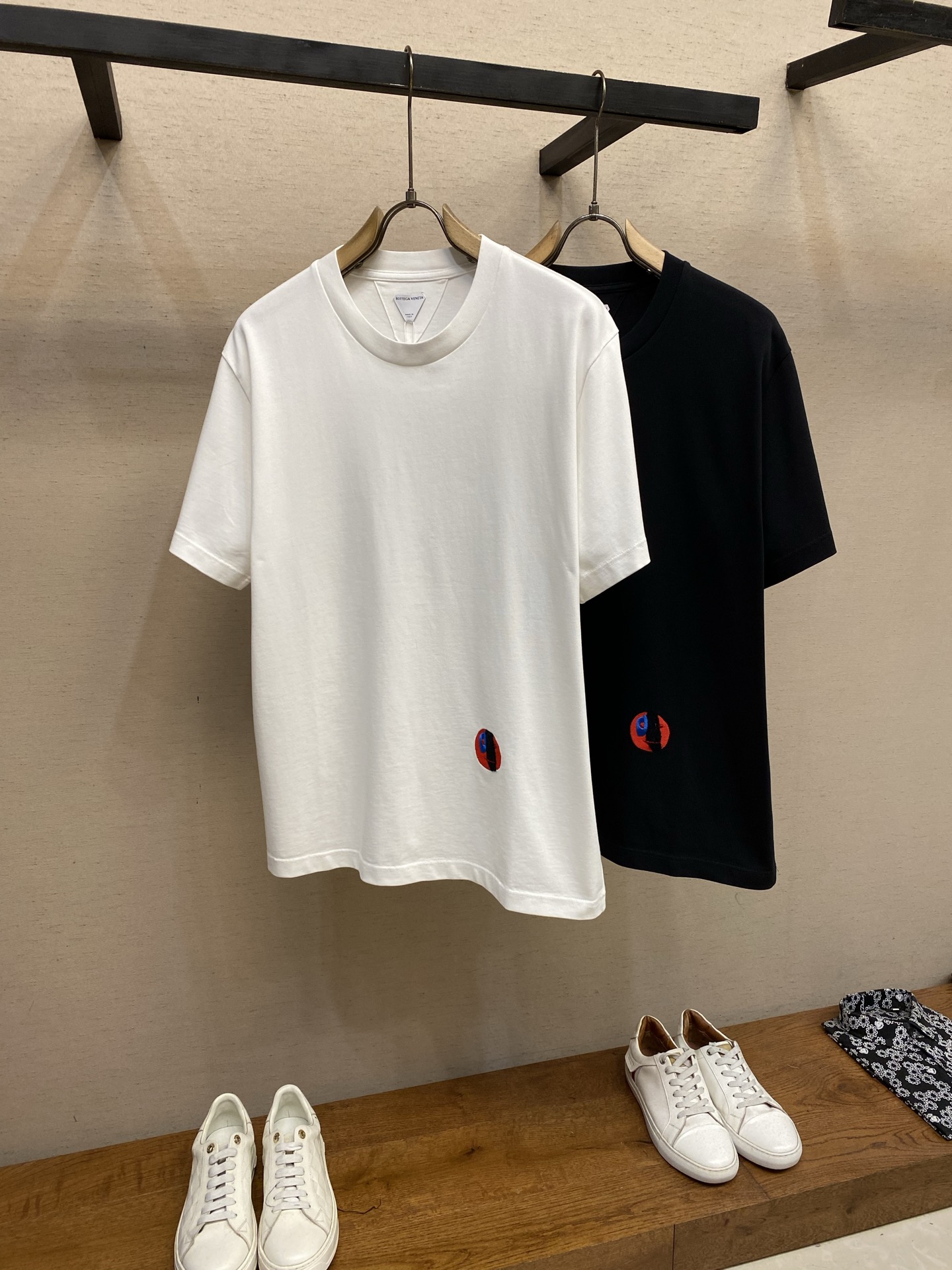 🌟🌟 ，BOTTEGA VENETA /BV2026SS 乐趣笑脸新品棉质针织T恤棉质T恤，正面绣饰有抽