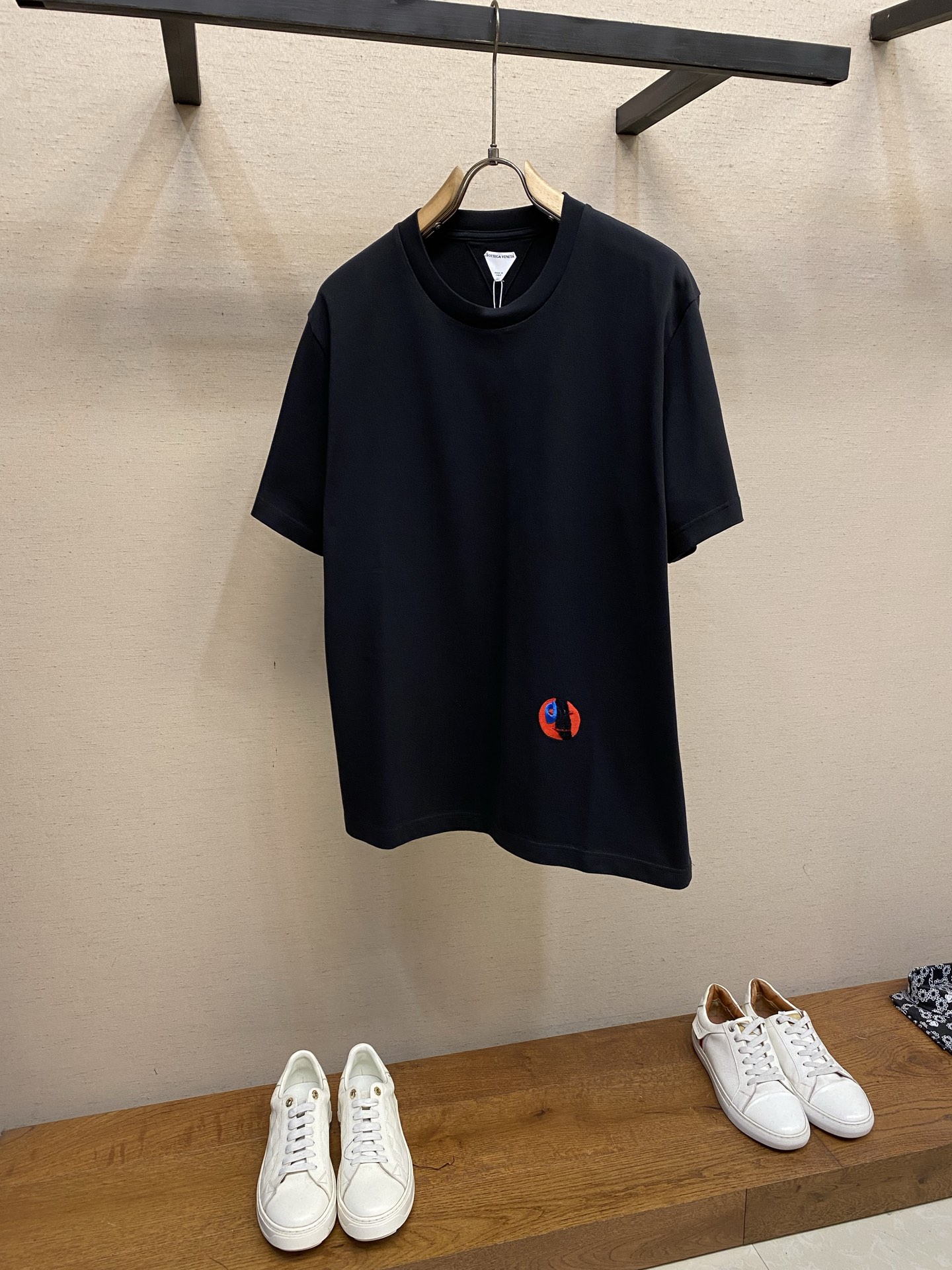 🌟🌟 ，BOTTEGA VENETA /BV2026SS 乐趣笑脸新品棉质针织T恤棉质T恤，正面绣饰有抽