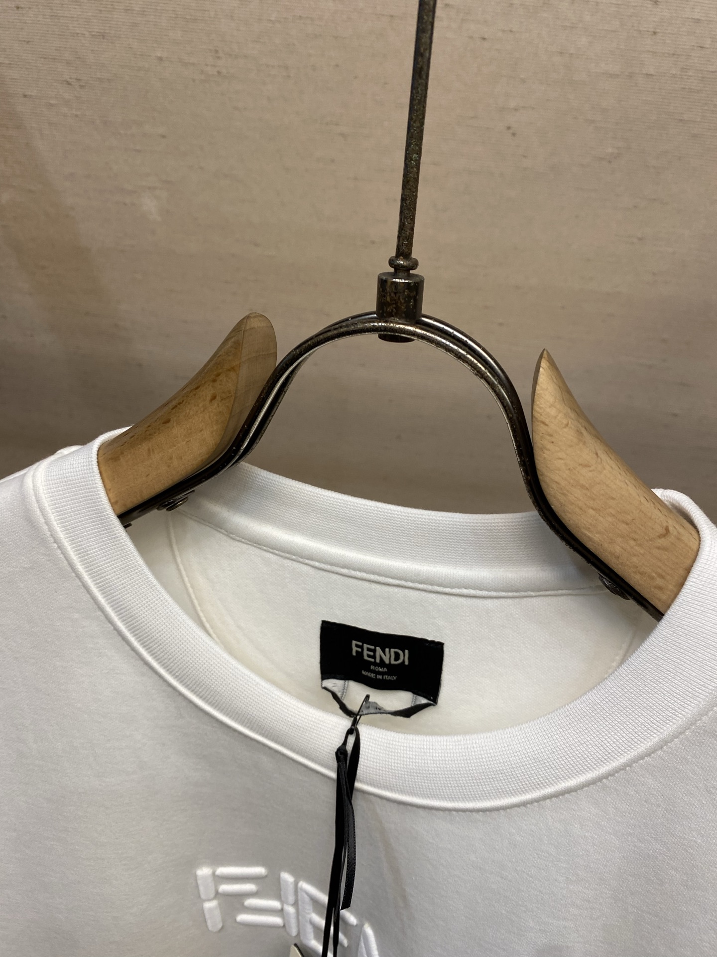 🌟🌟Fendi ，2026FW 标准版型短袖圆领T恤。纯棉材质。胸前绣有经典同色系 FF Selleri