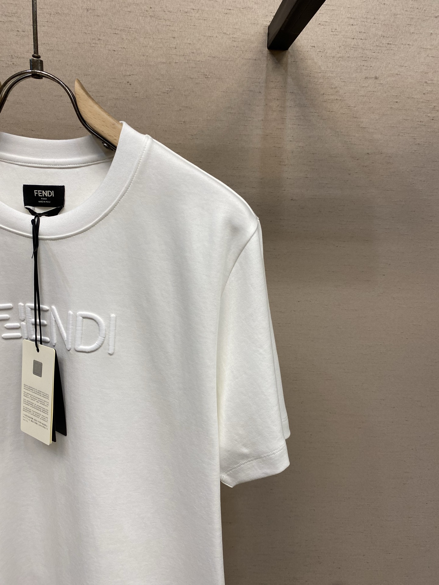 🌟🌟Fendi ，2026FW 标准版型短袖圆领T恤。纯棉材质。胸前绣有经典同色系 FF Selleri