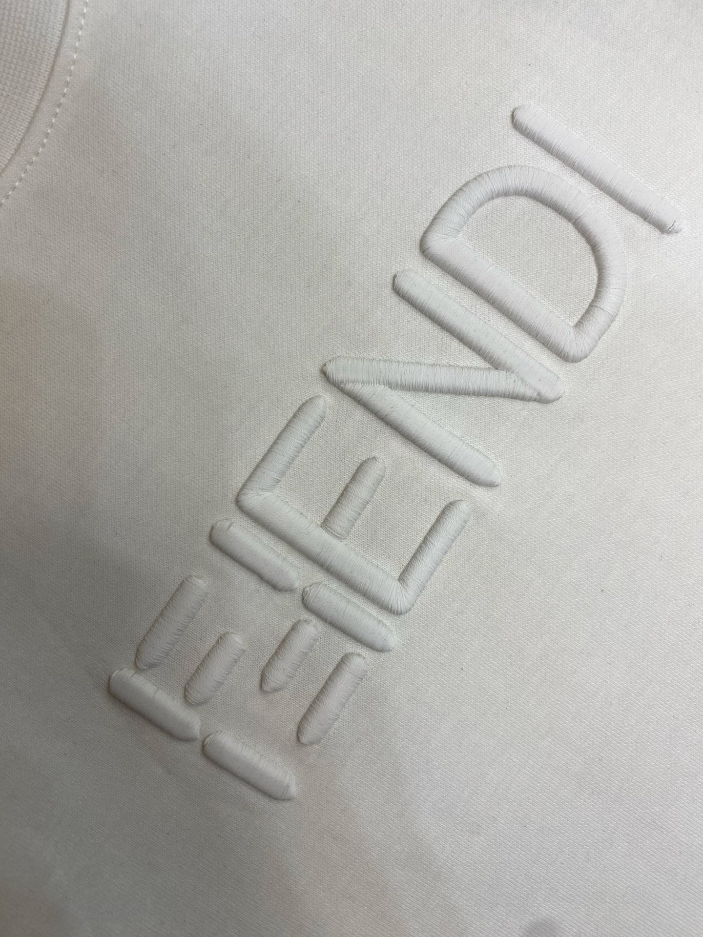🌟🌟Fendi ，2026FW 标准版型短袖圆领T恤。纯棉材质。胸前绣有经典同色系 FF Selleri