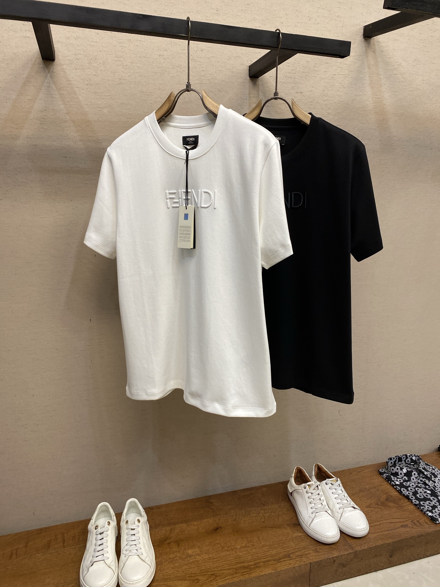 🌟🌟Fendi，2026FW 标准版型短袖圆领T恤。纯棉材质。胸前绣有经典同色系 FF Selleria