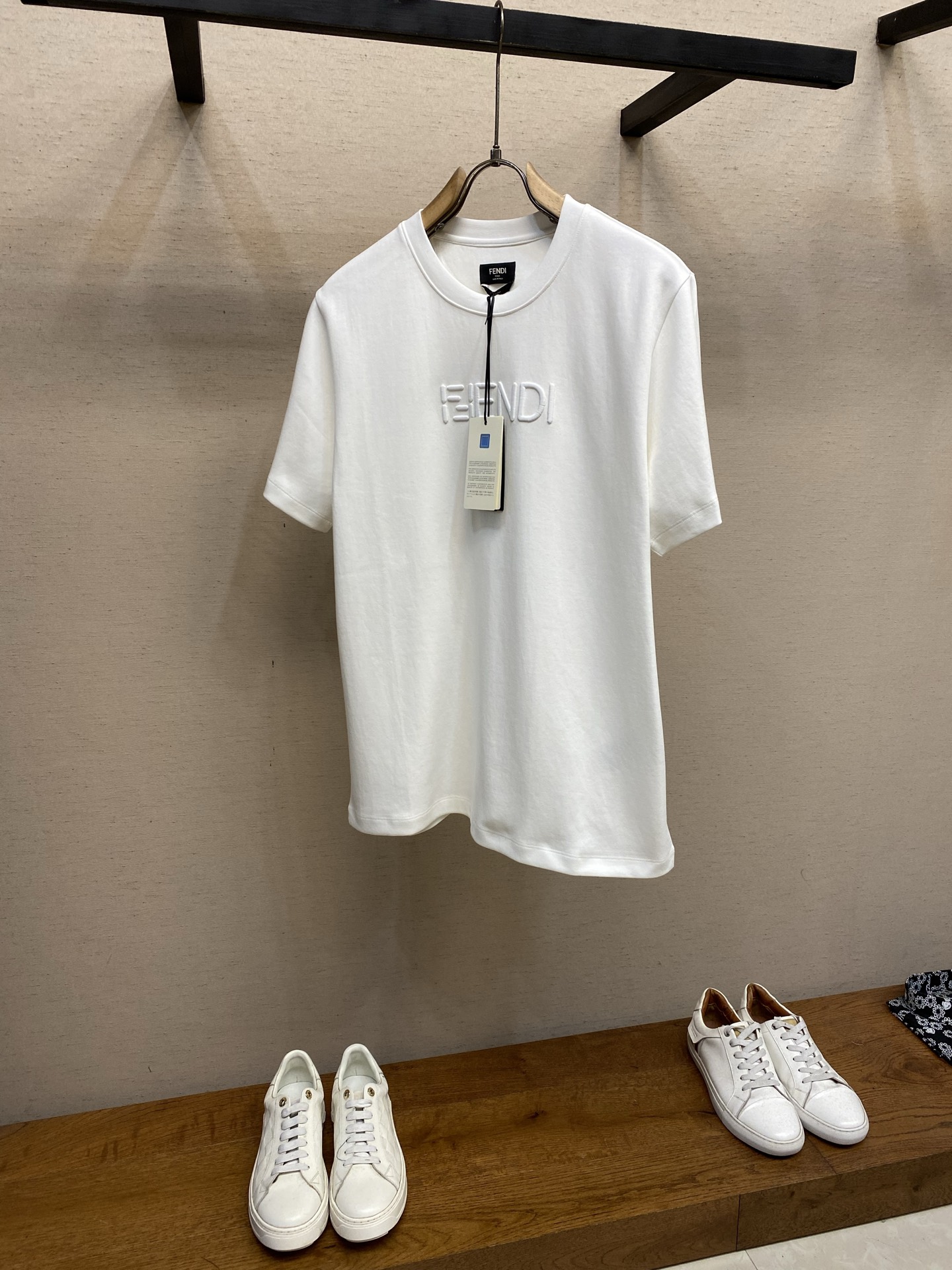 🌟🌟Fendi ，2026FW 标准版型短袖圆领T恤。纯棉材质。胸前绣有经典同色系 FF Selleri