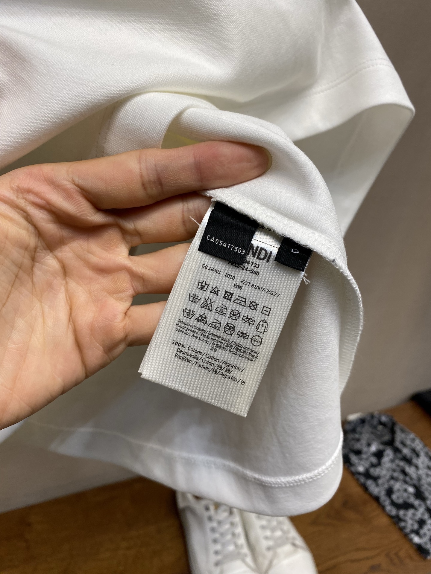 🌟🌟Fendi ，2026FW 标准版型短袖圆领T恤。纯棉材质。胸前绣有经典同色系 FF Selleri
