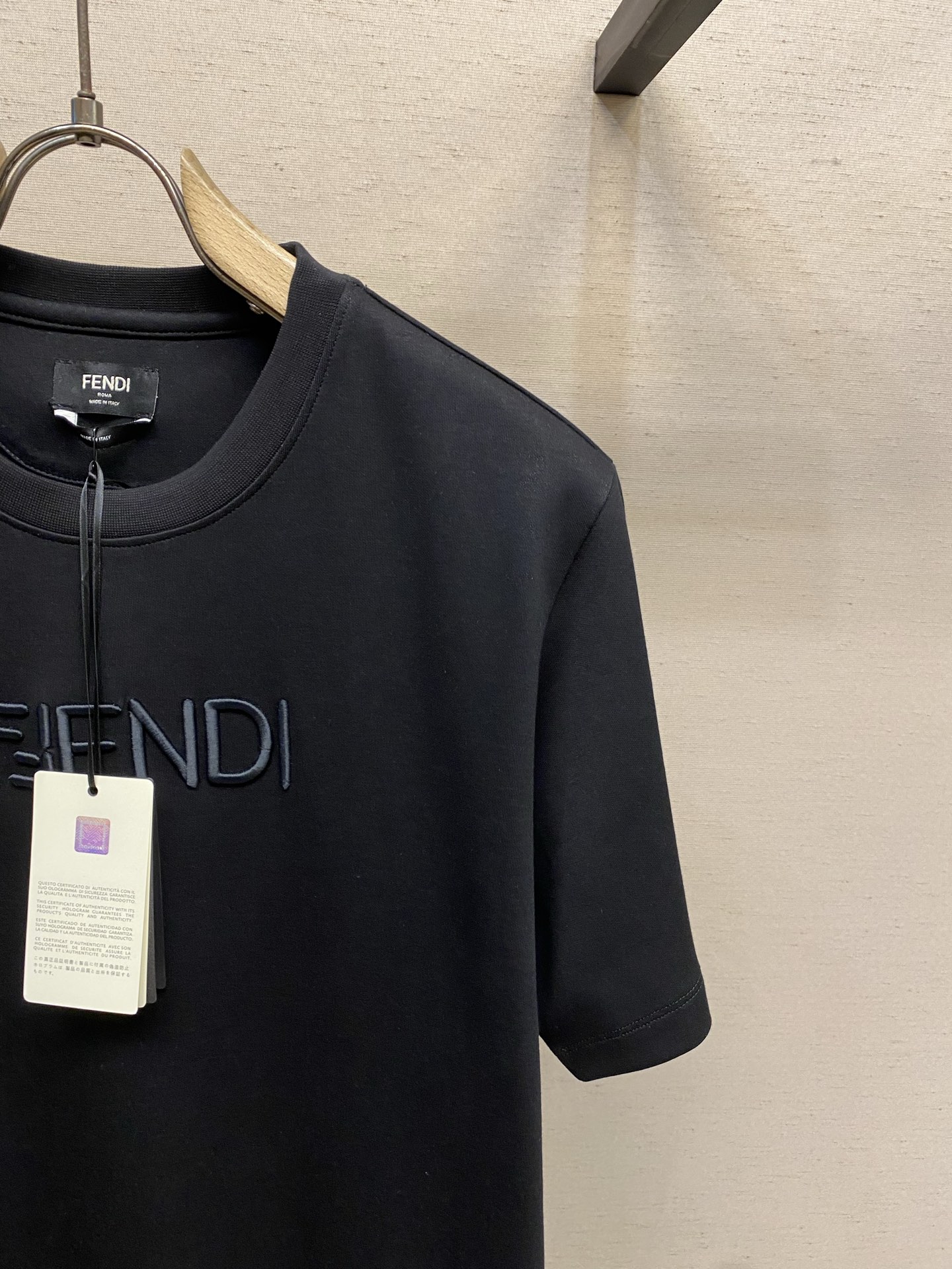 🌟🌟Fendi，2026FW 标准版型短袖圆领T恤。纯棉材质。胸前绣有经典同色系 FF Selleria