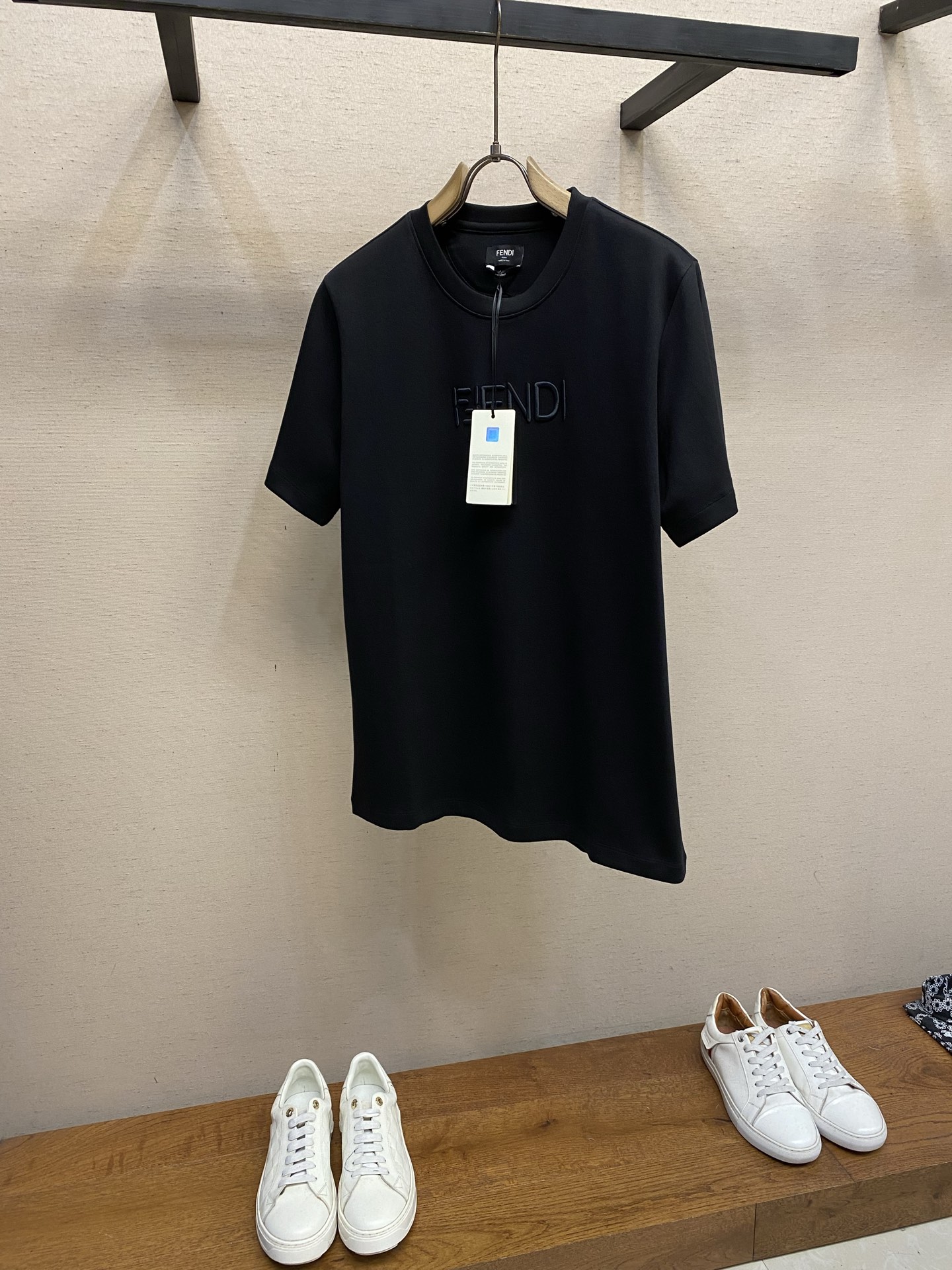 🌟🌟Fendi，2026FW 标准版型短袖圆领T恤。纯棉材质。胸前绣有经典同色系 FF Selleria