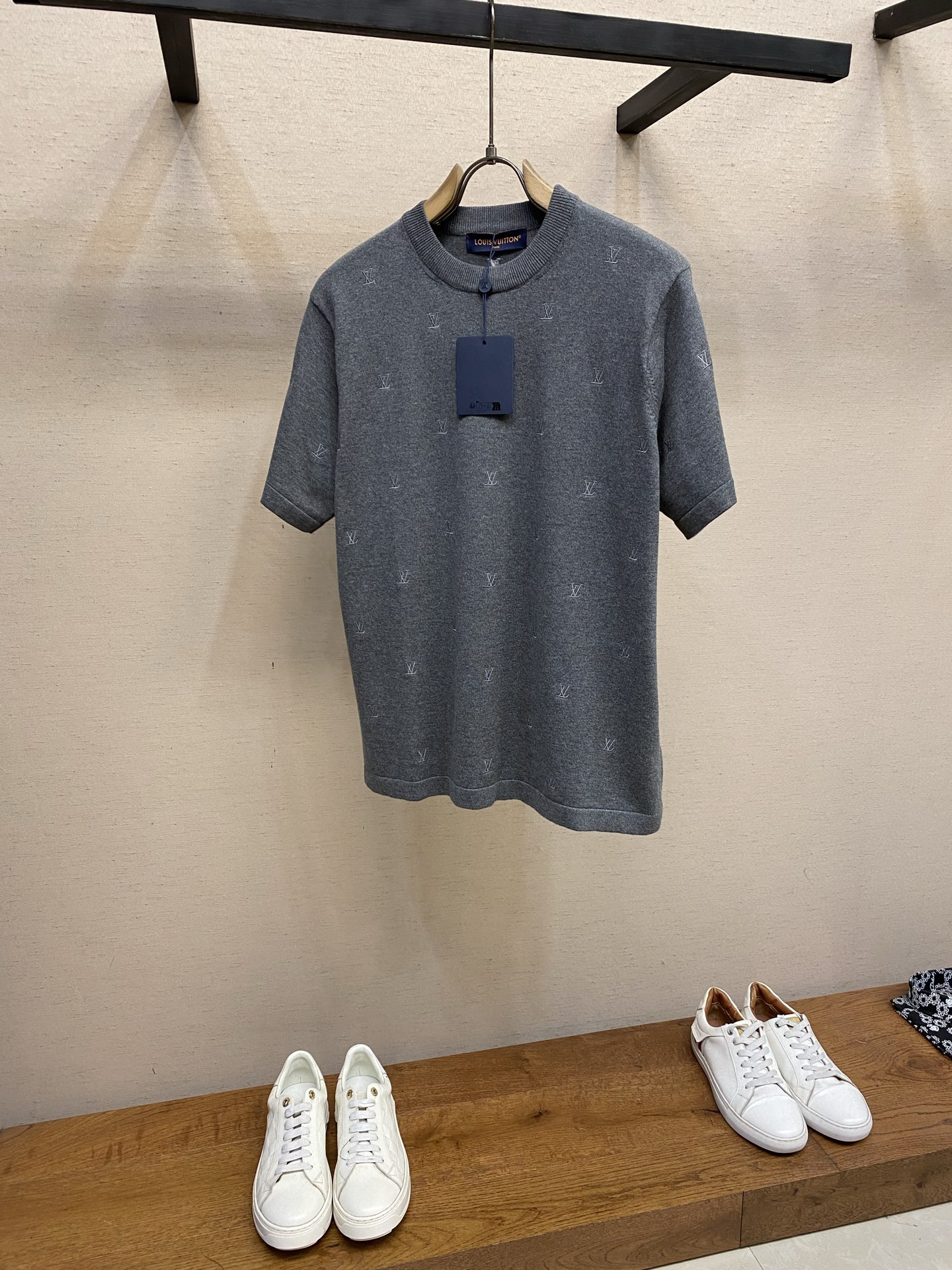 🌟🌟 1V，路易家2026FW 老钱灰刺绣全幅呈现 Monogram标识针织圆领短袖 T恤 ⚠️请干洗或