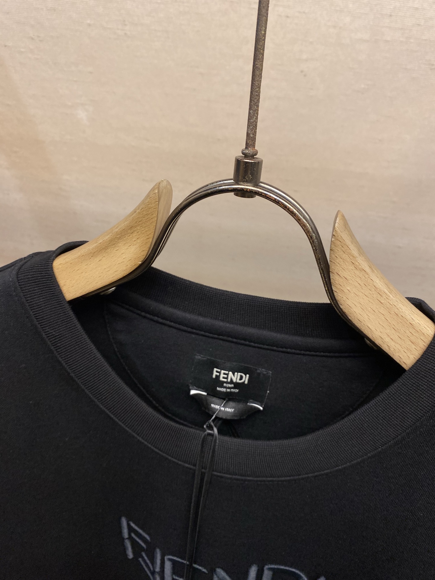 🌟🌟Fendi，2026FW 标准版型短袖圆领T恤。纯棉材质。胸前绣有经典同色系 FF Selleria